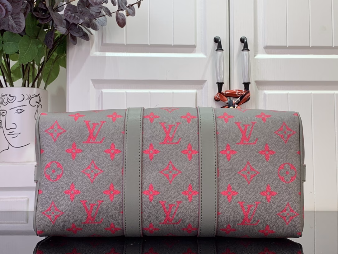 The medium Keepall Bandoulière 35 bag is made of Monogram Glow canvas with leather trim. The bright color combination enhances the Keepall's classic design, while the interior brings a printed fabric lining and double pockets. It can be carried with the hand strap or the removable and adjustable strap.