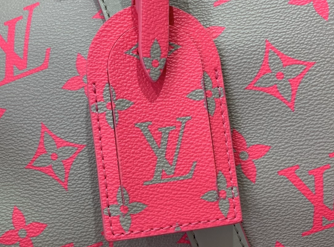 The medium Keepall Bandoulière 35 bag is made of Monogram Glow canvas with leather trim. The bright color combination enhances the Keepall's classic design, while the interior brings a printed fabric lining and double pockets. It can be carried with the hand strap or the removable and adjustable strap.