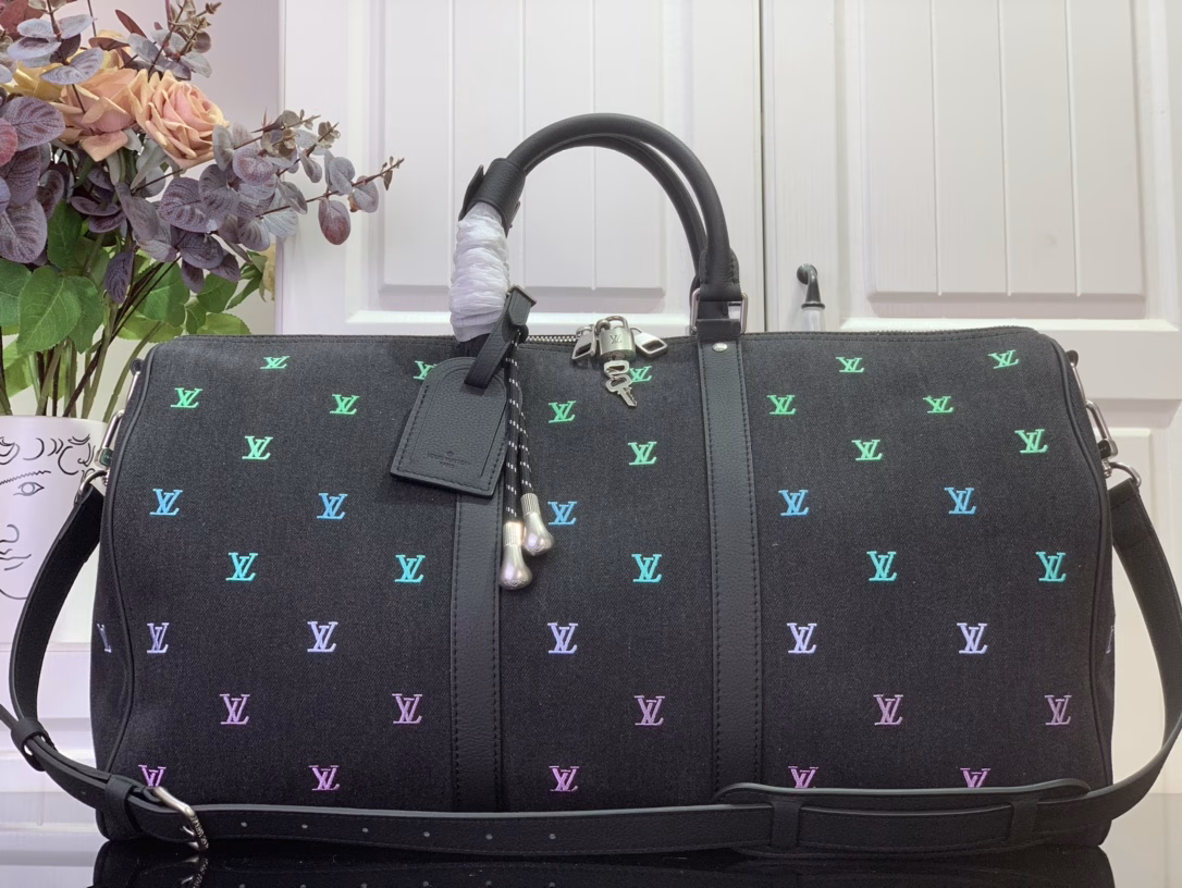 Pharrell Williams uses deep LV Blason denim to interpret the Keepall Bandoulière 50 travel bag, using his keen synaesthesia to transform the dancing notes into colorful LV letter embroidery, injecting a sophisticated meaning into the classic configuration.