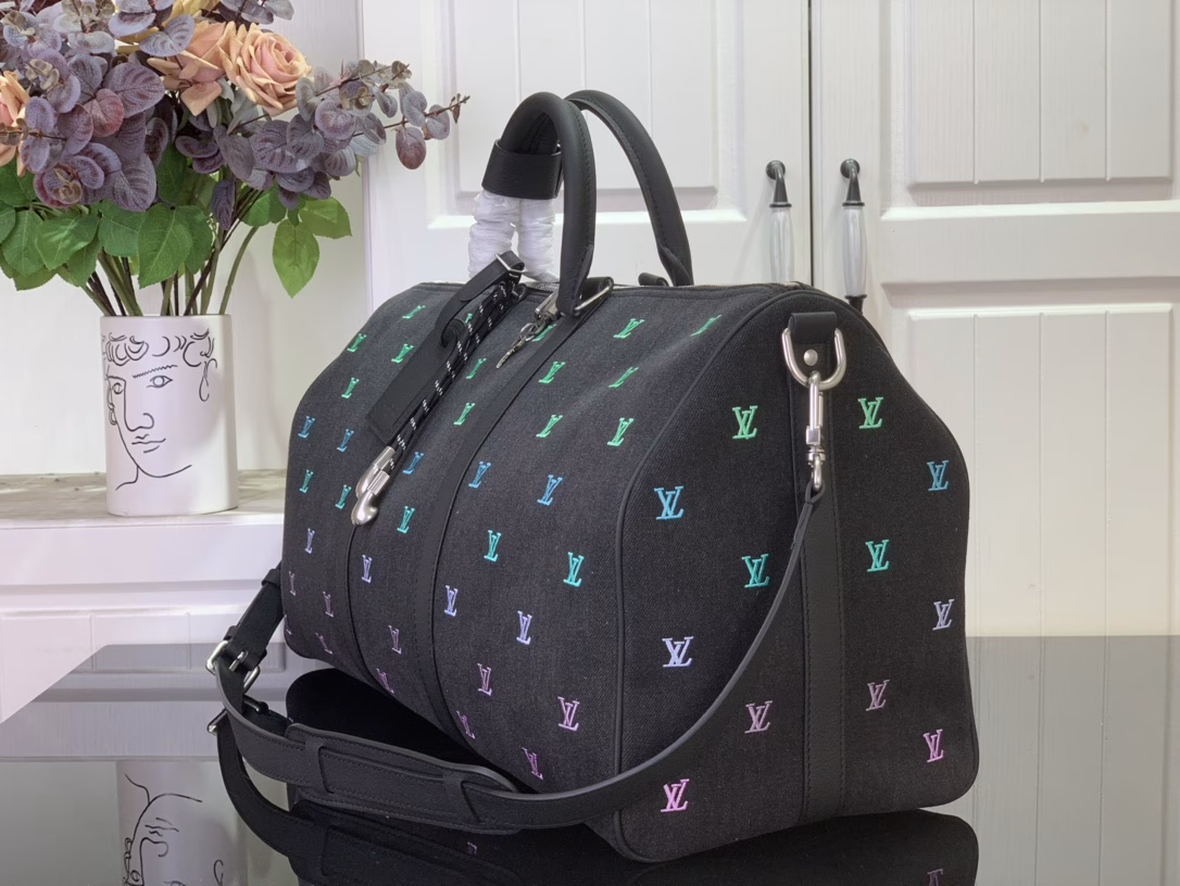 Pharrell Williams uses deep LV Blason denim to interpret the Keepall Bandoulière 50 travel bag, using his keen synaesthesia to transform the dancing notes into colorful LV letter embroidery, injecting a sophisticated meaning into the classic configuration.