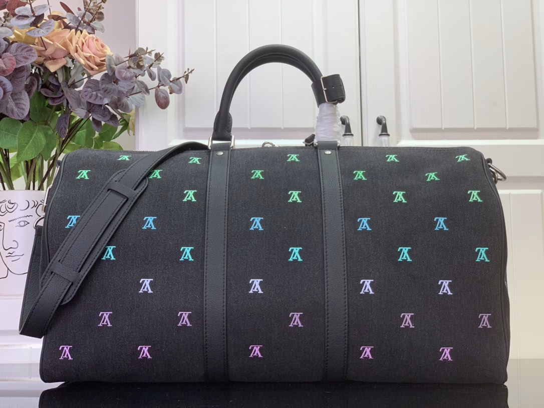 Pharrell Williams uses deep LV Blason denim to interpret the Keepall Bandoulière 50 travel bag, using his keen synaesthesia to transform the dancing notes into colorful LV letter embroidery, injecting a sophisticated meaning into the classic configuration.