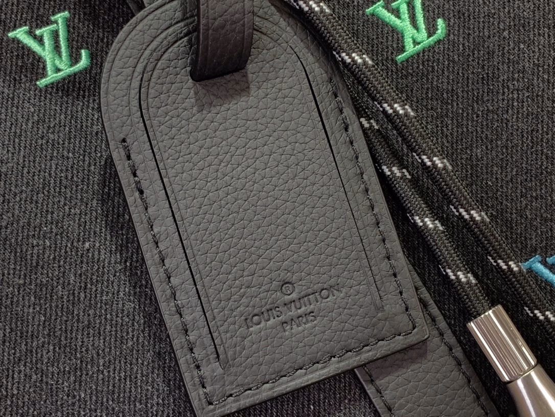 Pharrell Williams uses deep LV Blason denim to interpret the Keepall Bandoulière 50 travel bag, using his keen synaesthesia to transform the dancing notes into colorful LV letter embroidery, injecting a sophisticated meaning into the classic configuration.