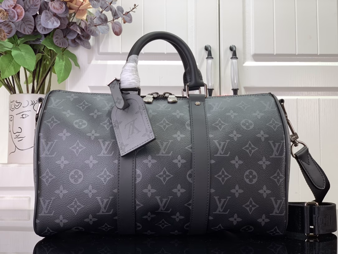 Keepall 35 travel bag, made of the new iconic Monogram Eclipse canvas. Since 1930, Keepall series bags have accompanied generations of travelers around the world. This new version of the travel bag is equipped with multiple leather handles for comfortable grip, a bag strap for casual crossbody and a shiny padlock, a companion for short trips. The side straps and top rolled leather handles inherit the classic Keepall travel bag design, and the detachable and adjustable fabric shoulder strap is convenient for shoulder or crossbody, and the capacity is slightly increased compared to the City Keepall handbag.