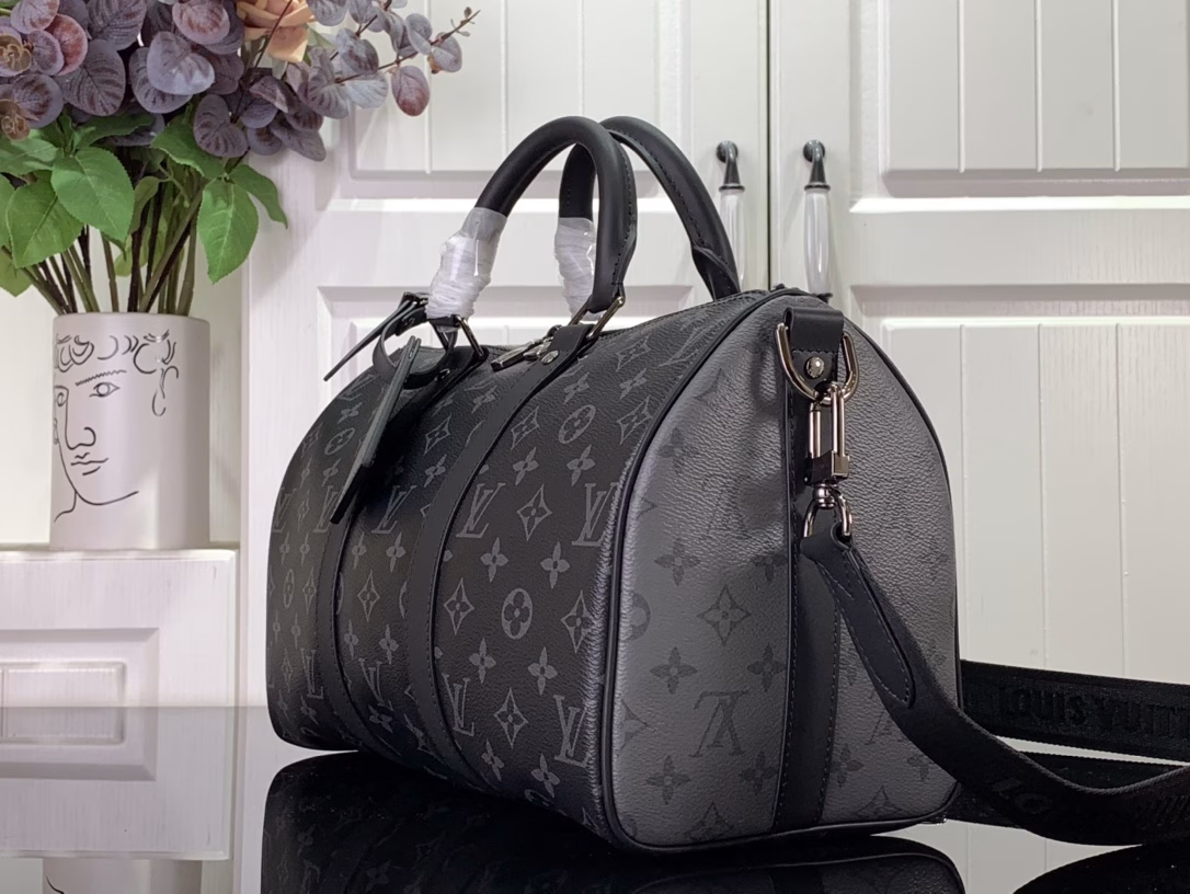 Keepall 35 travel bag, made of the new iconic Monogram Eclipse canvas. Since 1930, Keepall series bags have accompanied generations of travelers around the world. This new version of the travel bag is equipped with multiple leather handles for comfortable grip, a bag strap for casual crossbody and a shiny padlock, a companion for short trips. The side straps and top rolled leather handles inherit the classic Keepall travel bag design, and the detachable and adjustable fabric shoulder strap is convenient for shoulder or crossbody, and the capacity is slightly increased compared to the City Keepall handbag.