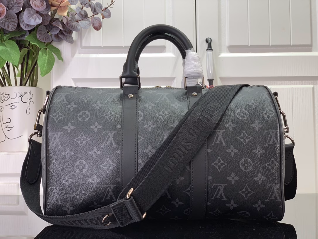 Keepall 35 travel bag, made of the new iconic Monogram Eclipse canvas. Since 1930, Keepall series bags have accompanied generations of travelers around the world. This new version of the travel bag is equipped with multiple leather handles for comfortable grip, a bag strap for casual crossbody and a shiny padlock, a companion for short trips. The side straps and top rolled leather handles inherit the classic Keepall travel bag design, and the detachable and adjustable fabric shoulder strap is convenient for shoulder or crossbody, and the capacity is slightly increased compared to the City Keepall handbag.