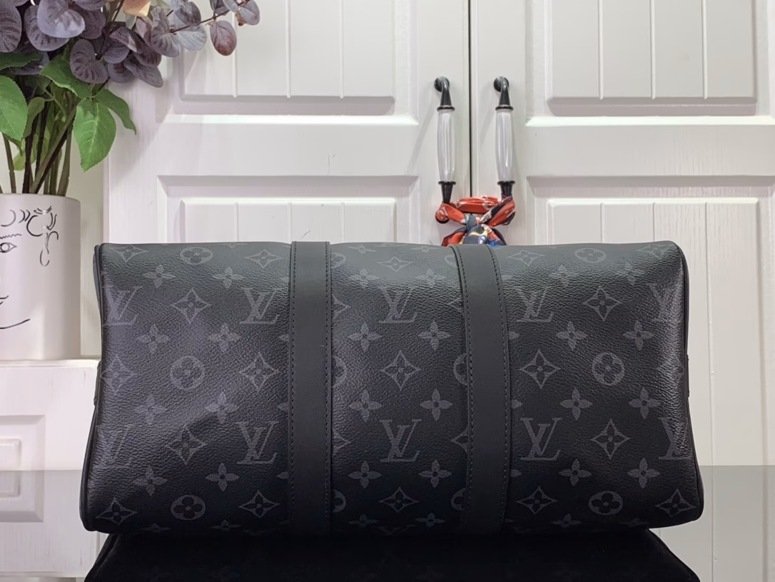 Keepall 35 travel bag, made of the new iconic Monogram Eclipse canvas. Since 1930, Keepall series bags have accompanied generations of travelers around the world. This new version of the travel bag is equipped with multiple leather handles for comfortable grip, a bag strap for casual crossbody and a shiny padlock, a companion for short trips. The side straps and top rolled leather handles inherit the classic Keepall travel bag design, and the detachable and adjustable fabric shoulder strap is convenient for shoulder or crossbody, and the capacity is slightly increased compared to the City Keepall handbag.