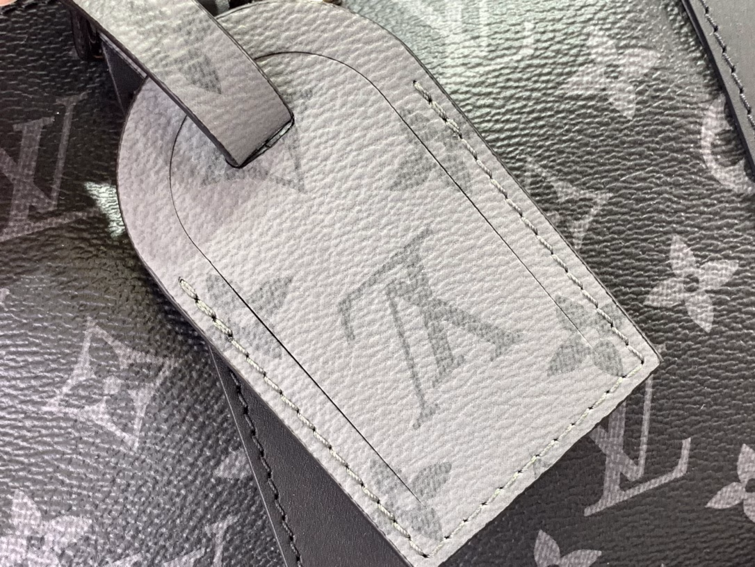 Keepall 35 travel bag, made of the new iconic Monogram Eclipse canvas. Since 1930, Keepall series bags have accompanied generations of travelers around the world. This new version of the travel bag is equipped with multiple leather handles for comfortable grip, a bag strap for casual crossbody and a shiny padlock, a companion for short trips. The side straps and top rolled leather handles inherit the classic Keepall travel bag design, and the detachable and adjustable fabric shoulder strap is convenient for shoulder or crossbody, and the capacity is slightly increased compared to the City Keepall handbag.