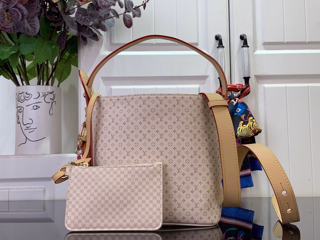 This Pre-Fall 2025 edition of the All In BB showcases the LV Romance animation, combining two iconic House motifs: Monogram and Damier. Made from calf leather, it is embellished with the signature padlock and the exclusive Bloom charm. The interior is perfectly sized for everyday essentials and includes a removable zip pocket for small items.