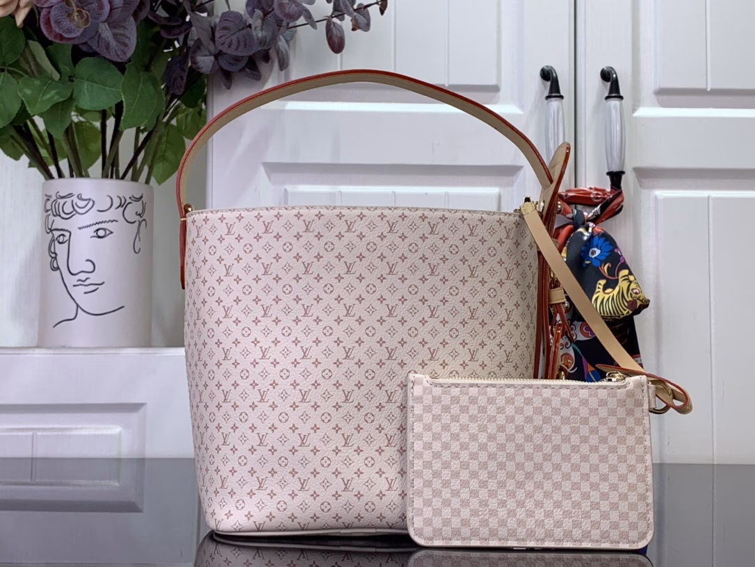 This Pre-Fall 2025 edition of the All In BB showcases the LV Romance animation, combining two iconic House motifs: Monogram and Damier. Made from calf leather, it is embellished with the signature padlock and the exclusive Bloom charm. The interior is perfectly sized for everyday essentials and includes a removable zip pocket for small items.