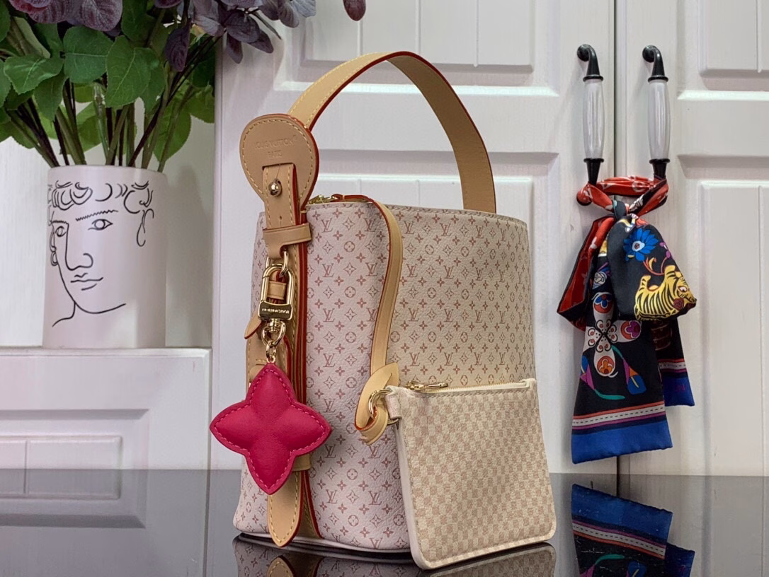 This Pre-Fall 2025 edition of the All In BB showcases the LV Romance animation, combining two iconic House motifs: Monogram and Damier. Made from calf leather, it is embellished with the signature padlock and the exclusive Bloom charm. The interior is perfectly sized for everyday essentials and includes a removable zip pocket for small items.