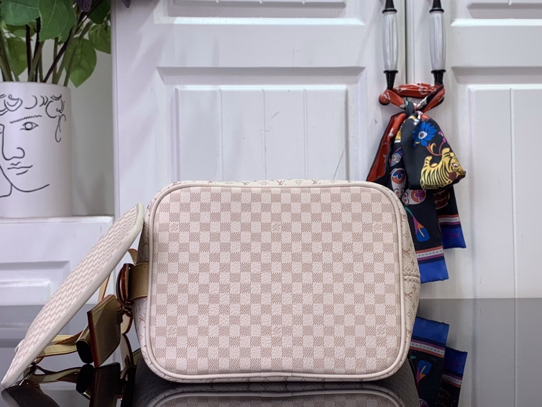 This Pre-Fall 2025 edition of the All In BB showcases the LV Romance animation, combining two iconic House motifs: Monogram and Damier. Made from calf leather, it is embellished with the signature padlock and the exclusive Bloom charm. The interior is perfectly sized for everyday essentials and includes a removable zip pocket for small items.