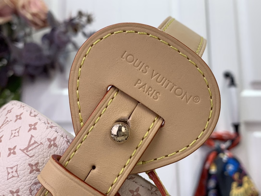 This Pre-Fall 2025 edition of the All In BB showcases the LV Romance animation, combining two iconic House motifs: Monogram and Damier. Made from calf leather, it is embellished with the signature padlock and the exclusive Bloom charm. The interior is perfectly sized for everyday essentials and includes a removable zip pocket for small items.