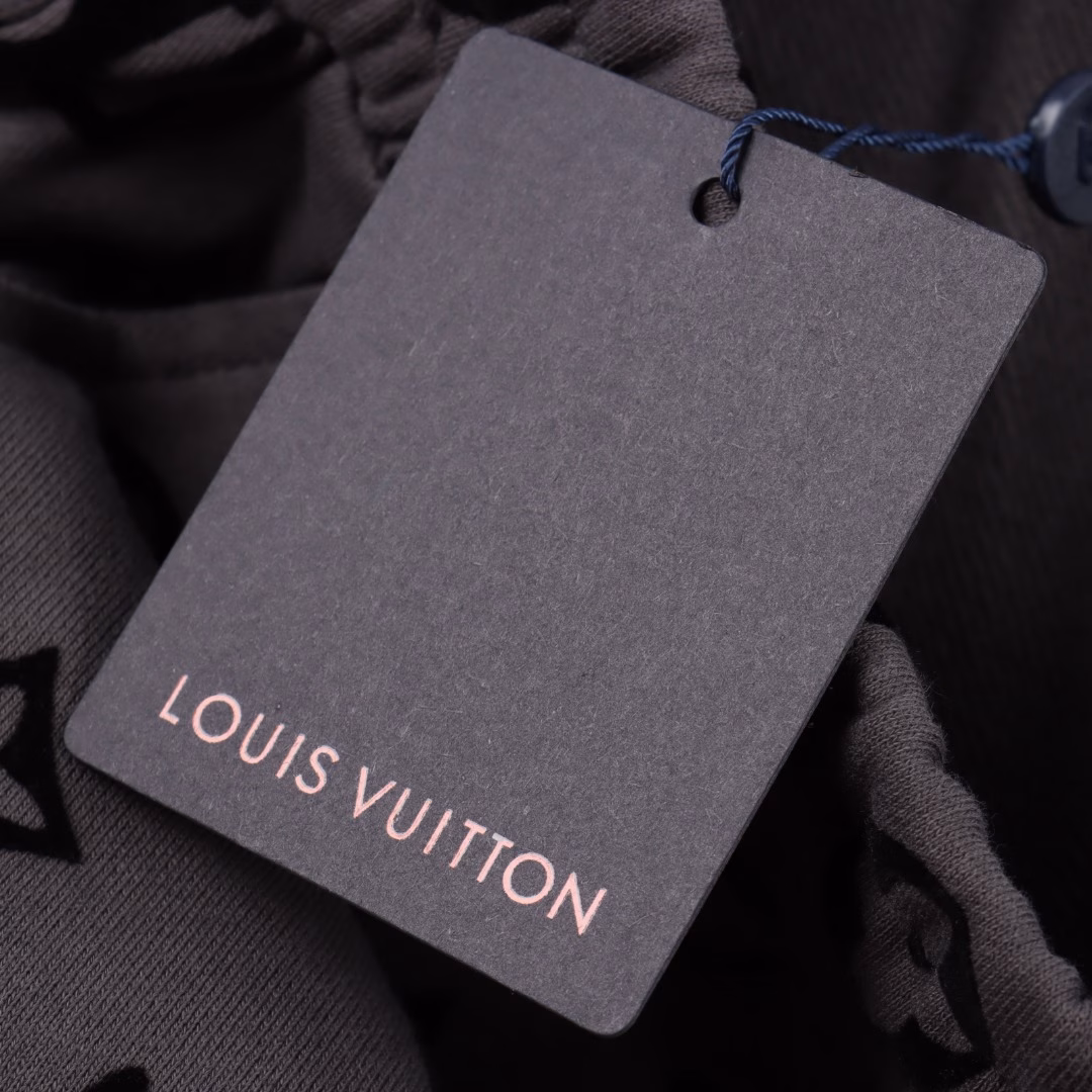 Louis Vuitton 24ss old flower flocked full print logo shortsMachine washing is strictly prohibited, only hand washing is allowed. The imported velvet used for the pattern can reflect the velvet height and density of the original board. It is glued with imported environmentally friendly super glue to ensure that the velvet does not fall off during washing. The whole piece of clothing is cut by infrared alignment to ensure that every part is aligned. Please hand wash this style, machine washing is strictly prohibited, please pay attention!