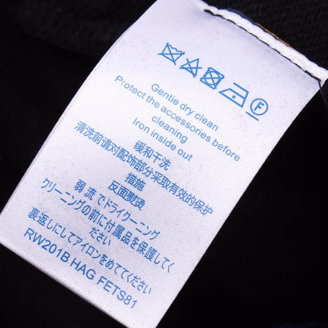 Louis Vuitton 24ss old flower flocked full print logo shortsMachine washing is strictly prohibited, only hand washing is allowed. The imported velvet used for the pattern can reflect the velvet height and density of the original board. It is glued with imported environmentally friendly super glue to ensure that the velvet does not fall off during washing. The whole piece of clothing is cut by infrared alignment to ensure that every part is aligned. Please hand wash this style, machine washing is strictly prohibited, please pay attention!
