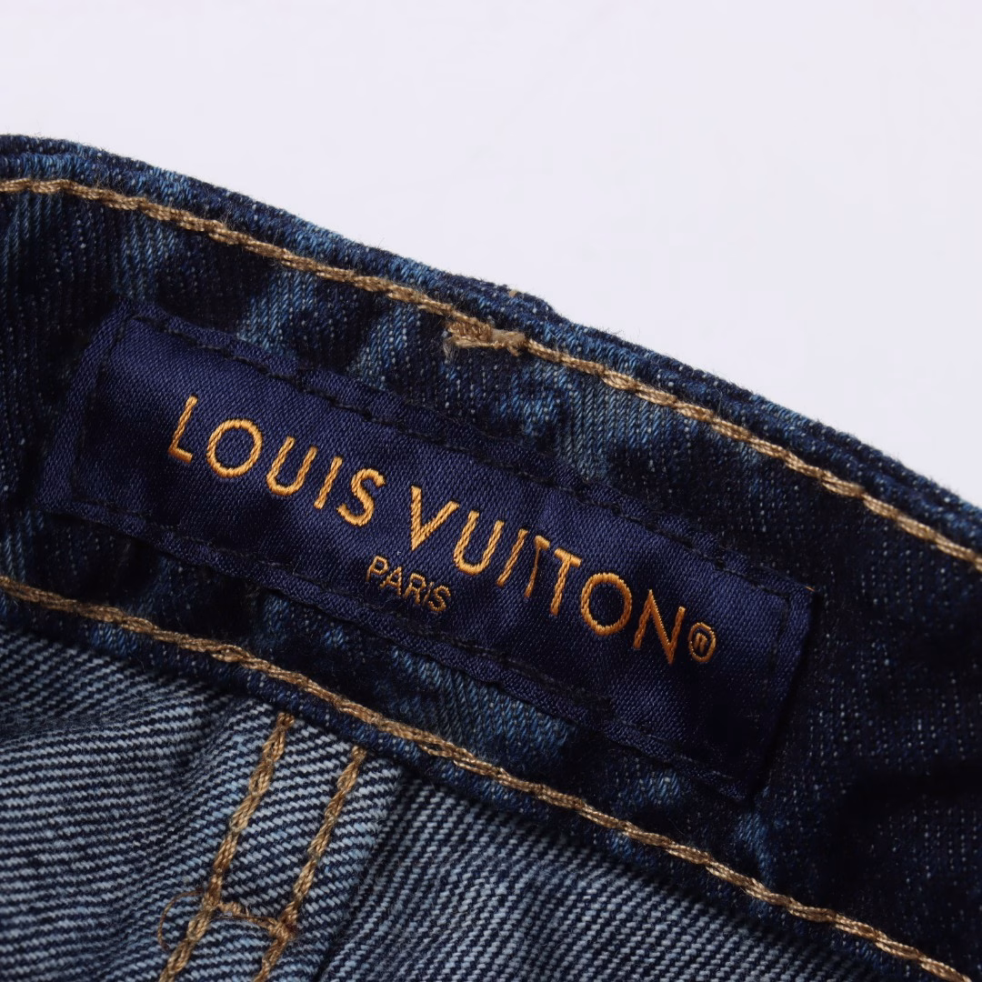 LOUIS VUITTON LV blue wave laser dark pattern denim trousersOriginal purchase, original material high-end denim fabric uses 480g denim, each piece must be washed, using exquisite special process processing, laser processing technology, matched with skateboard pants, to create a graphic overall shape. Breathable and comfortable, YB custom, custom hardware buttons, comparable to the original