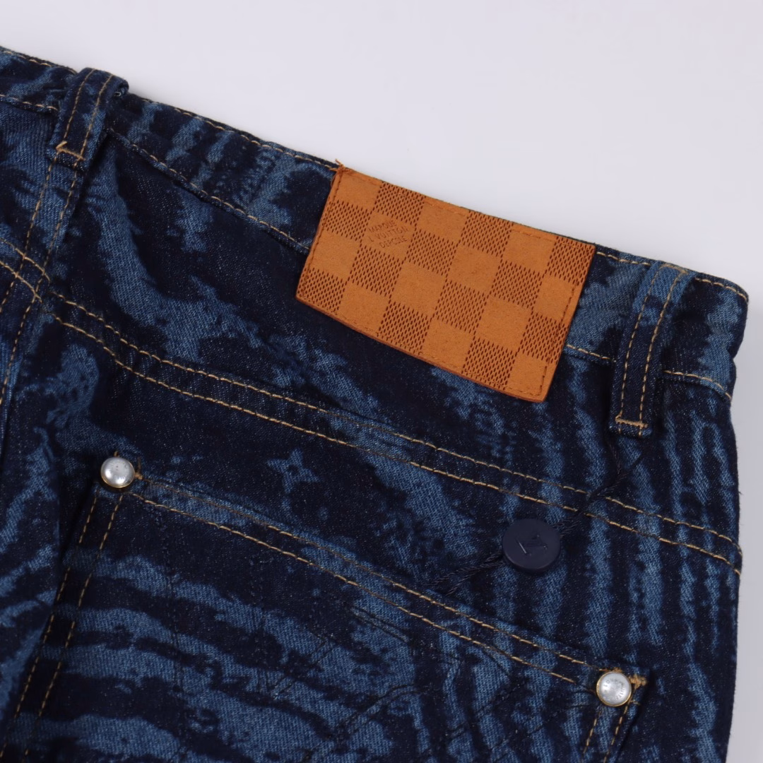 LOUIS VUITTON LV blue wave laser dark pattern denim trousersOriginal purchase, original material high-end denim fabric uses 480g denim, each piece must be washed, using exquisite special process processing, laser processing technology, matched with skateboard pants, to create a graphic overall shape. Breathable and comfortable, YB custom, custom hardware buttons, comparable to the original