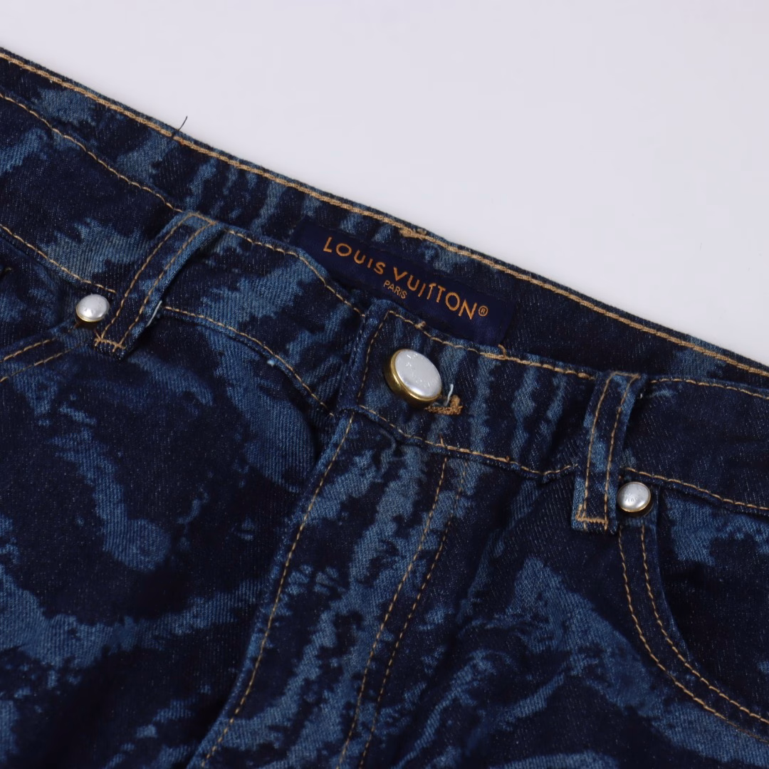 LOUIS VUITTON LV blue wave laser dark pattern denim trousersOriginal purchase, original material high-end denim fabric uses 480g denim, each piece must be washed, using exquisite special process processing, laser processing technology, matched with skateboard pants, to create a graphic overall shape. Breathable and comfortable, YB custom, custom hardware buttons, comparable to the original