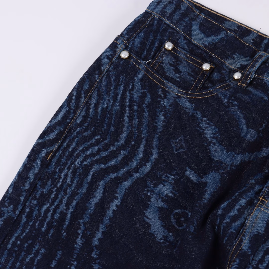 LOUIS VUITTON LV blue wave laser dark pattern denim trousersOriginal purchase, original material high-end denim fabric uses 480g denim, each piece must be washed, using exquisite special process processing, laser processing technology, matched with skateboard pants, to create a graphic overall shape. Breathable and comfortable, YB custom, custom hardware buttons, comparable to the original