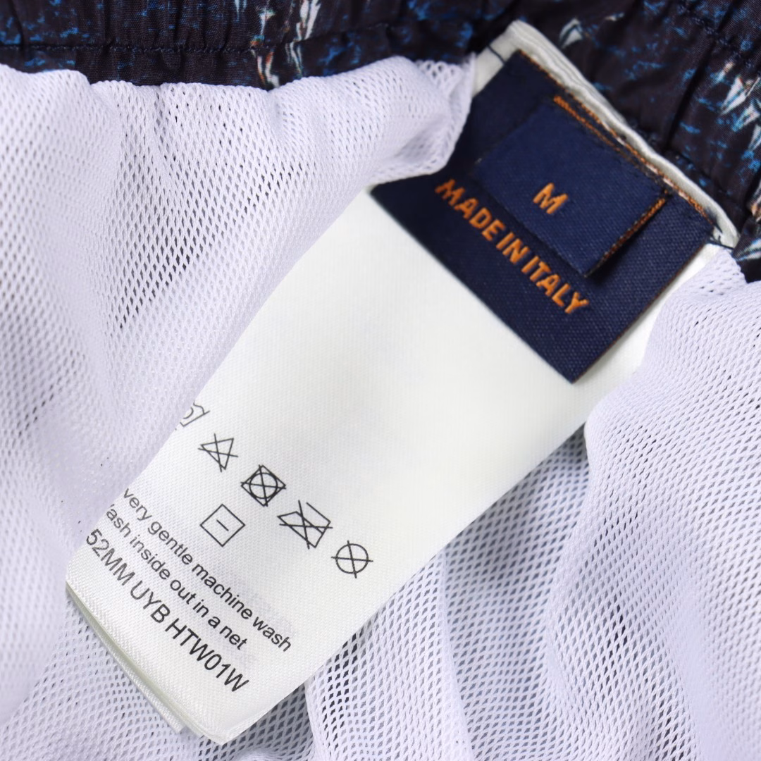 LOUIS VUITTON LV MONOGRAM blue printed beach shortsAuthentic purchase, made of high-density 100% nylon, lining made of 100% polyester diamond mesh cloth, direct printing, positioning cutting bed, high-temperature pre-shrinkage, customized 1:1 zipper, customized 1:1 rope, customized 1:1 trademark, loose version