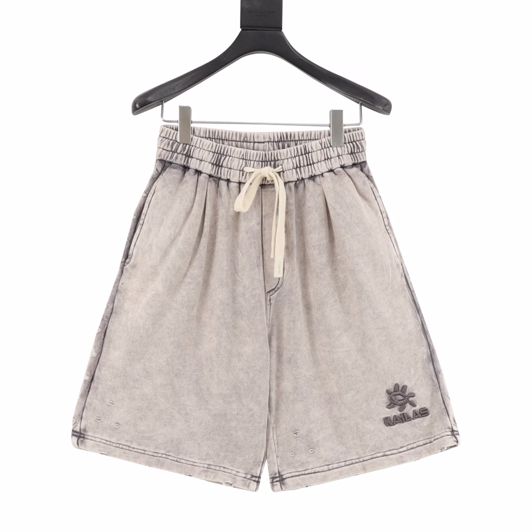 Kalenshi 25ss embroidered washed shortsAmerican heavy-duty washed distressed hole shorts high street shorts take off, super handsome men's pants, 380G knitted cotton heavy washed fabric, super good version! Repeated washing does not deform, and each washed pattern is a unique piece! Gender-neutral shorts that can be easily worn by both men and women, up the trend! The whole pair of pants is full of details~ The high-density three-dimensional embroidery texture is invincible, it looks very retro and fashionable, it really looks good with any combination