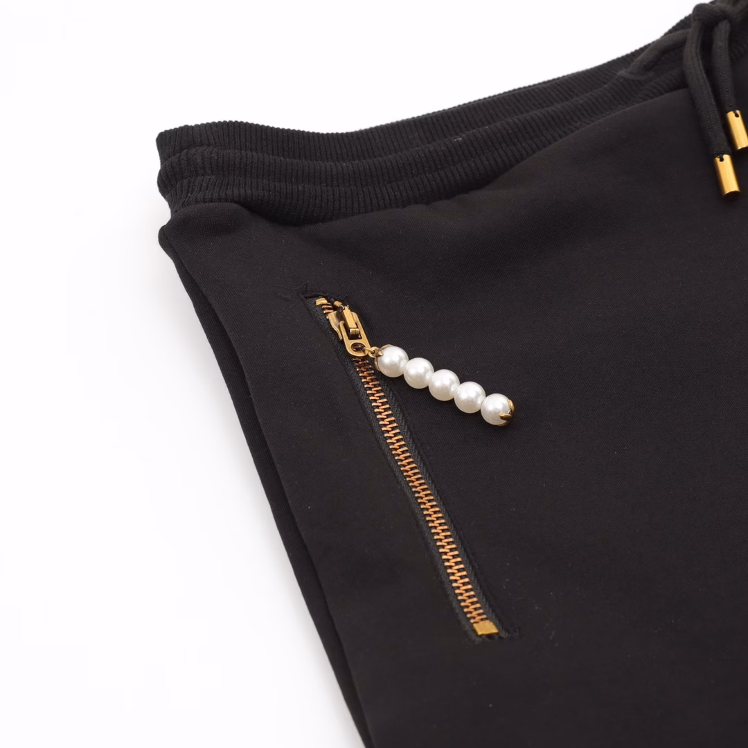 Louis Vuitton 24ss pearl pendant embroidered shortsOriginally purchased, using 36S double yarn double-sided 400g sweater fabric, double yarn double-sided fabric has high quality and delicate feel. The pocket is decorated with simple letter patterns, and the letter size spacing effect is consistent. Linen embroidery thread is combined with encryption processing, the embroidery body has a subtle matte visual texture, and the embroidery effect is three-dimensional and full. The embroidered zipper side pocket is equipped with a beaded zipper head, the entire line is exclusively developed with original pearl series accessories, and the same size imported pearls are customized for the version with new engraved metal. Loose casual sports version, cut for straight trousers, elastic high waist, fabric and elastic visible thread fixed to prevent the elastic band from flipping after wearing and washing. The three-standard accessories are in line with the original version and perfectly restored.