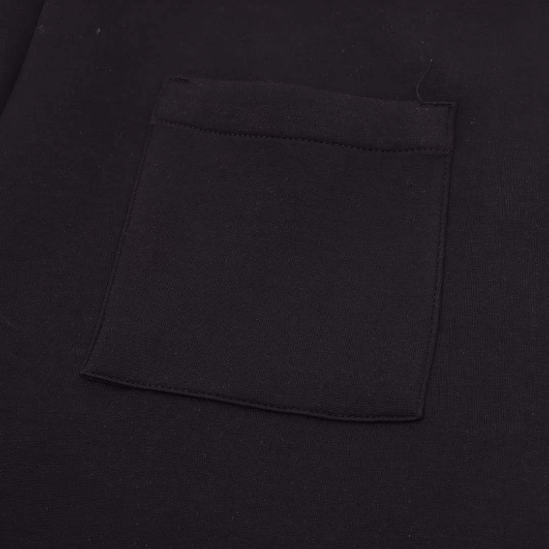 Louis Vuitton 24ss pearl pendant embroidered shortsOriginally purchased, using 36S double yarn double-sided 400g sweater fabric, double yarn double-sided fabric has high quality and delicate feel. The pocket is decorated with simple letter patterns, and the letter size spacing effect is consistent. Linen embroidery thread is combined with encryption processing, the embroidery body has a subtle matte visual texture, and the embroidery effect is three-dimensional and full. The embroidered zipper side pocket is equipped with a beaded zipper head, the entire line is exclusively developed with original pearl series accessories, and the same size imported pearls are customized for the version with new engraved metal. Loose casual sports version, cut for straight trousers, elastic high waist, fabric and elastic visible thread fixed to prevent the elastic band from flipping after wearing and washing. The three-standard accessories are in line with the original version and perfectly restored.