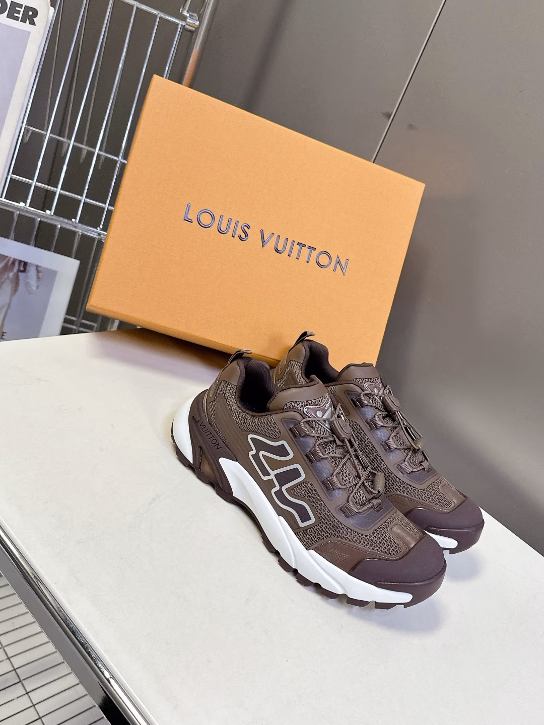 Louis Vuitton's latest sneakers and casual shoesMany celebrity fashion bloggers recommend LV sneakers with a modern design. The mirrored cowhide leather is spliced ​​with breathable mesh + glue dripping technology to create a retro and fashionable pattern. The thick and light rubber combination outsole provides a comfortable experience. The unique design and highly recognizable logo embellishment all highlight the brand's tone. The original private model combination outsole