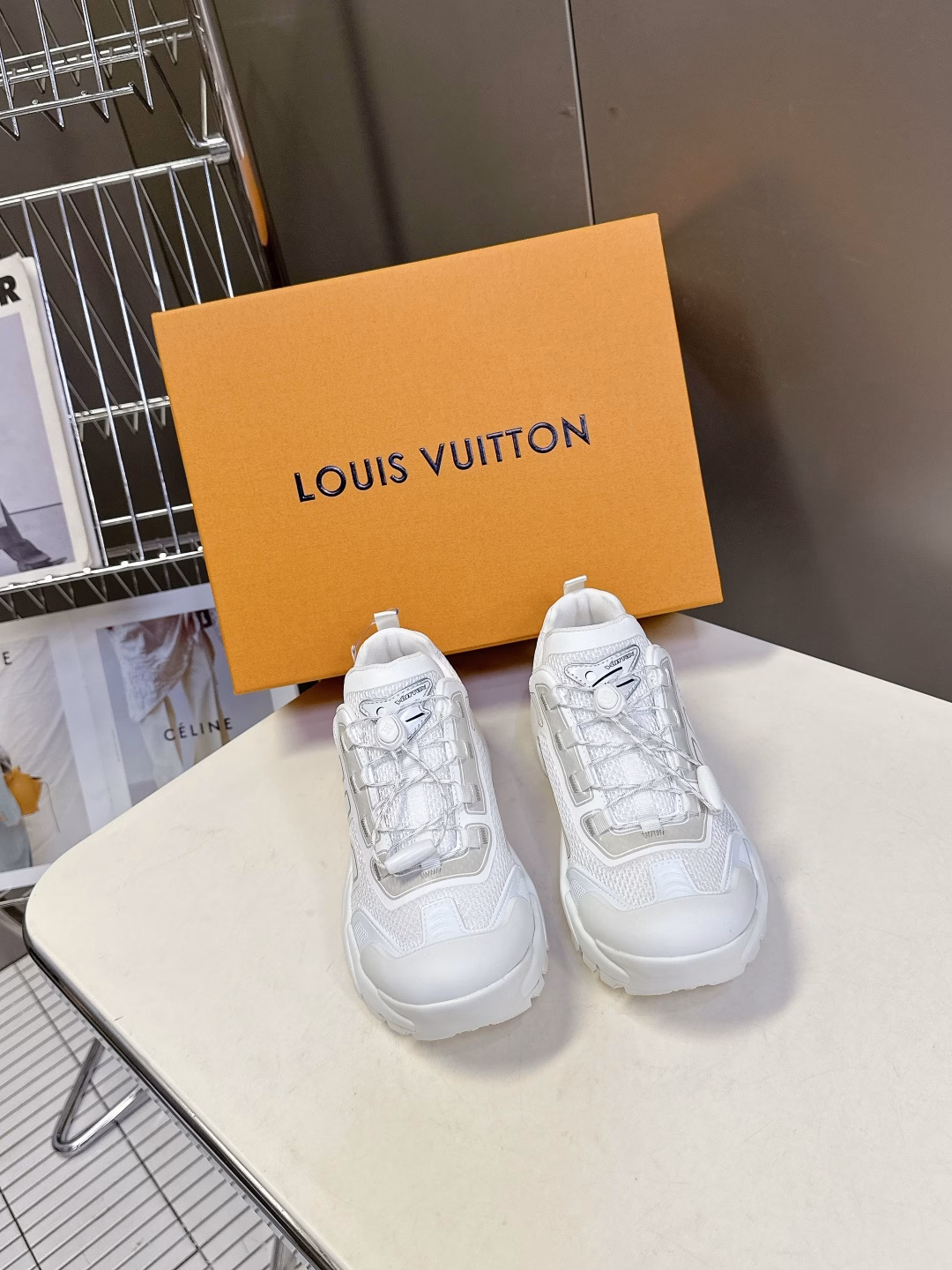 Louis Vuitton's latest sneakers and casual shoesMany celebrity fashion bloggers recommend LV sneakers with a modern design. The mirrored cowhide leather is spliced ​​with breathable mesh + glue dripping technology to create a retro and fashionable pattern. The thick and light rubber combination outsole provides a comfortable experience. The unique design and highly recognizable logo embellishment all highlight the brand's tone. The original private model combination outsole