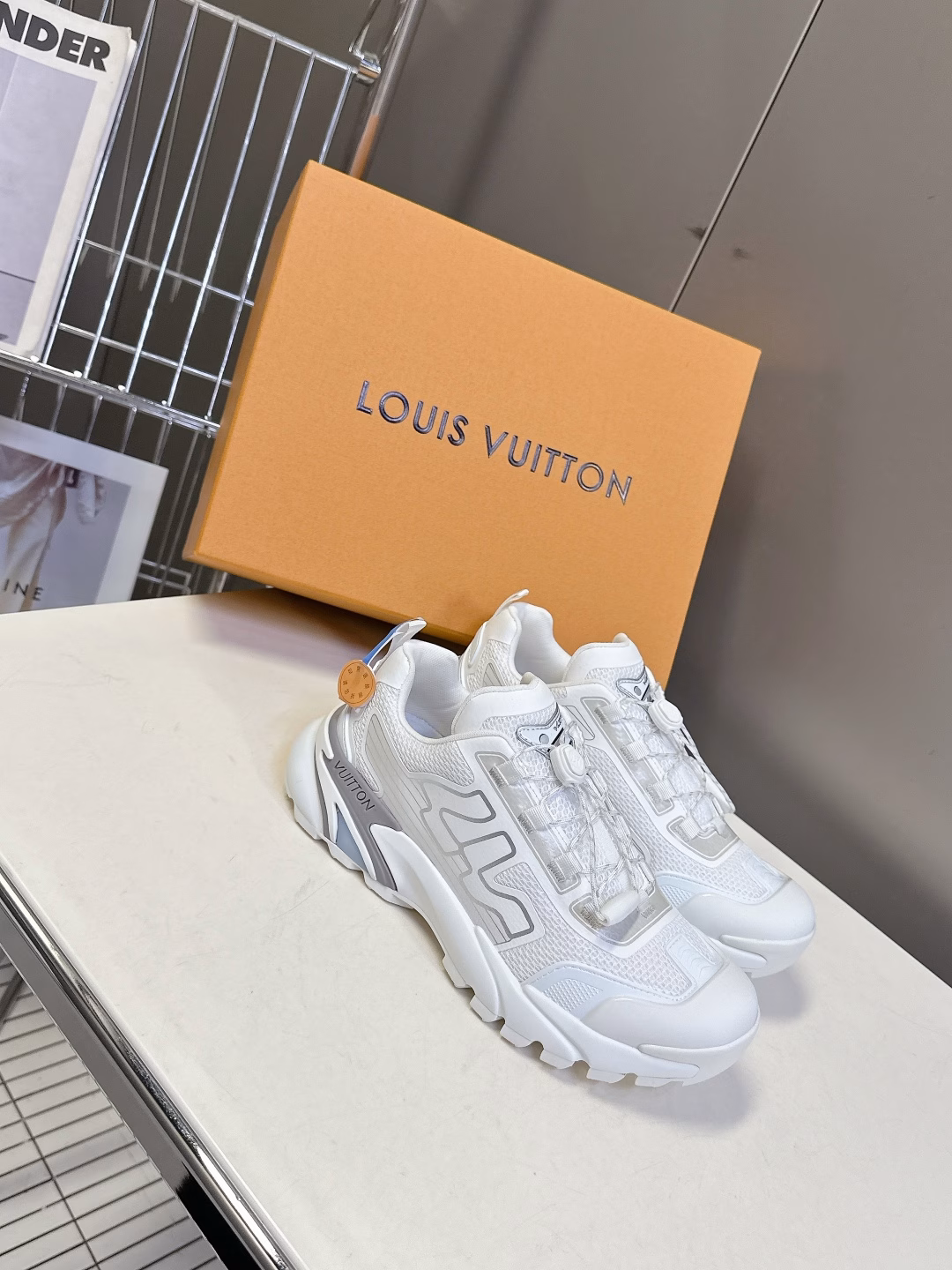 Louis Vuitton's latest sneakers and casual shoesMany celebrity fashion bloggers recommend LV sneakers with a modern design. The mirrored cowhide leather is spliced ​​with breathable mesh + glue dripping technology to create a retro and fashionable pattern. The thick and light rubber combination outsole provides a comfortable experience. The unique design and highly recognizable logo embellishment all highlight the brand's tone. The original private model combination outsole