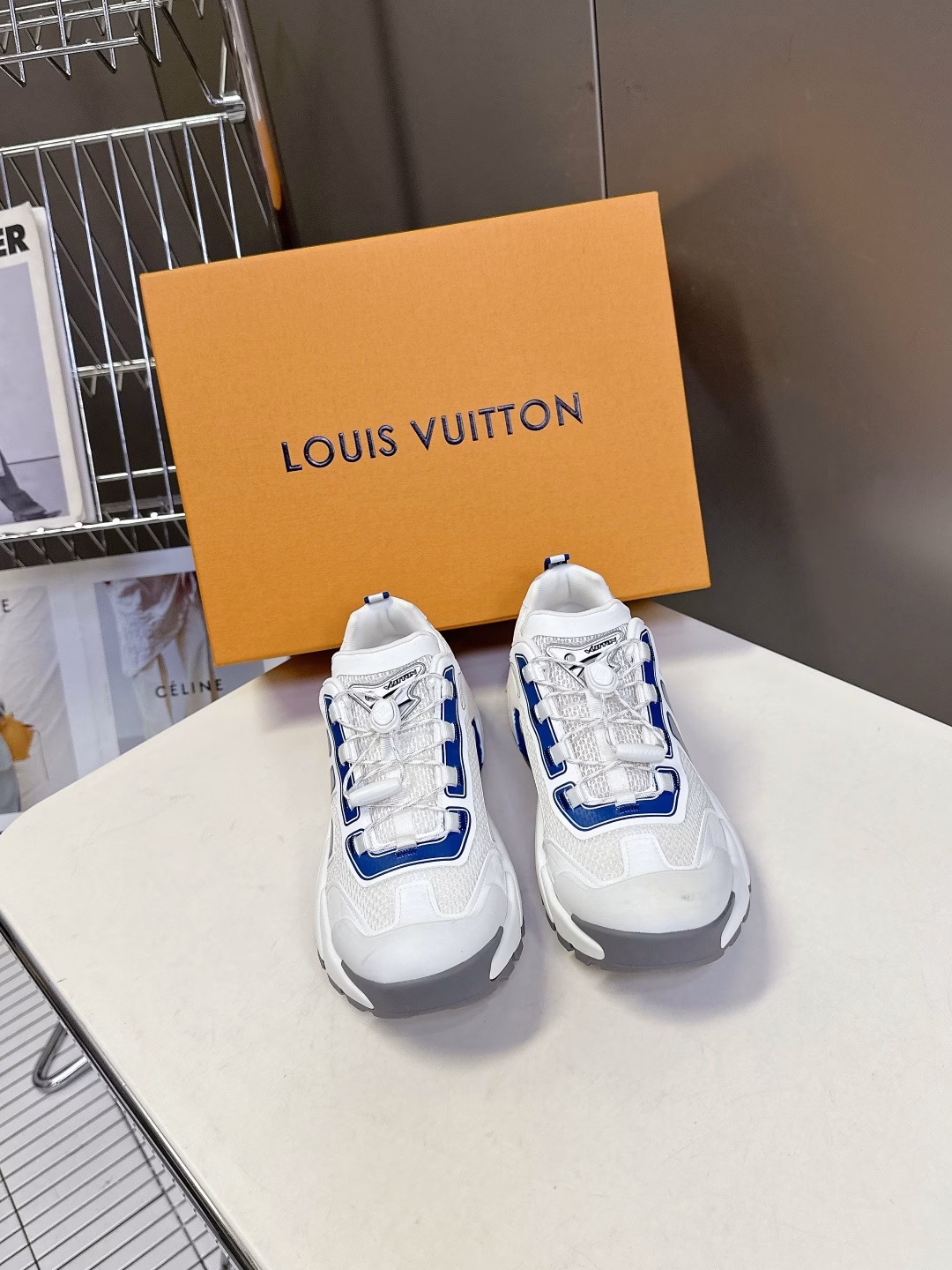 Louis Vuitton's latest sneakers and casual shoesMany celebrity fashion bloggers recommend LV sneakers with a modern design. The mirrored cowhide leather is spliced ​​with breathable mesh + glue dripping technology to create a retro and fashionable pattern. The thick and light rubber combination outsole provides a comfortable experience. The unique design and highly recognizable logo embellishment all highlight the brand's tone. The original private model combination outsole