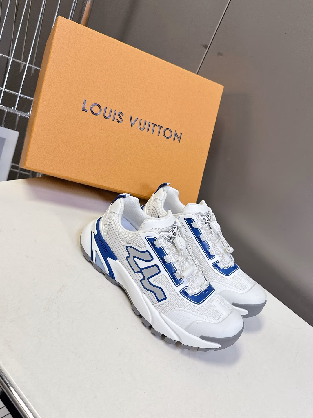 Louis Vuitton's latest sneakers and casual shoesMany celebrity fashion bloggers recommend LV sneakers with a modern design. The mirrored cowhide leather is spliced ​​with breathable mesh + glue dripping technology to create a retro and fashionable pattern. The thick and light rubber combination outsole provides a comfortable experience. The unique design and highly recognizable logo embellishment all highlight the brand's tone. The original private model combination outsole