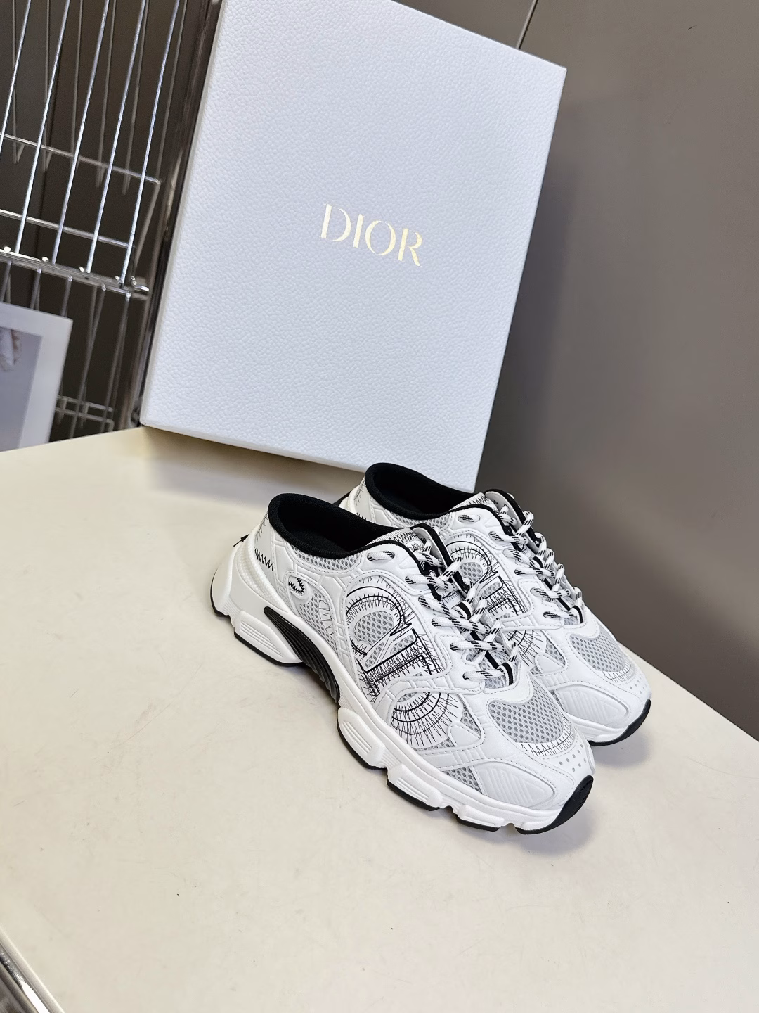 Dior Chrono series sneakers, half-slippersThis Dior chrono sneaker continues the timeless silhouette and is carefully made of mesh, so it will be particularly comfortable to wearDecorated with CD special craftsmanship logo to enhance the style. The style is light and matched with the 