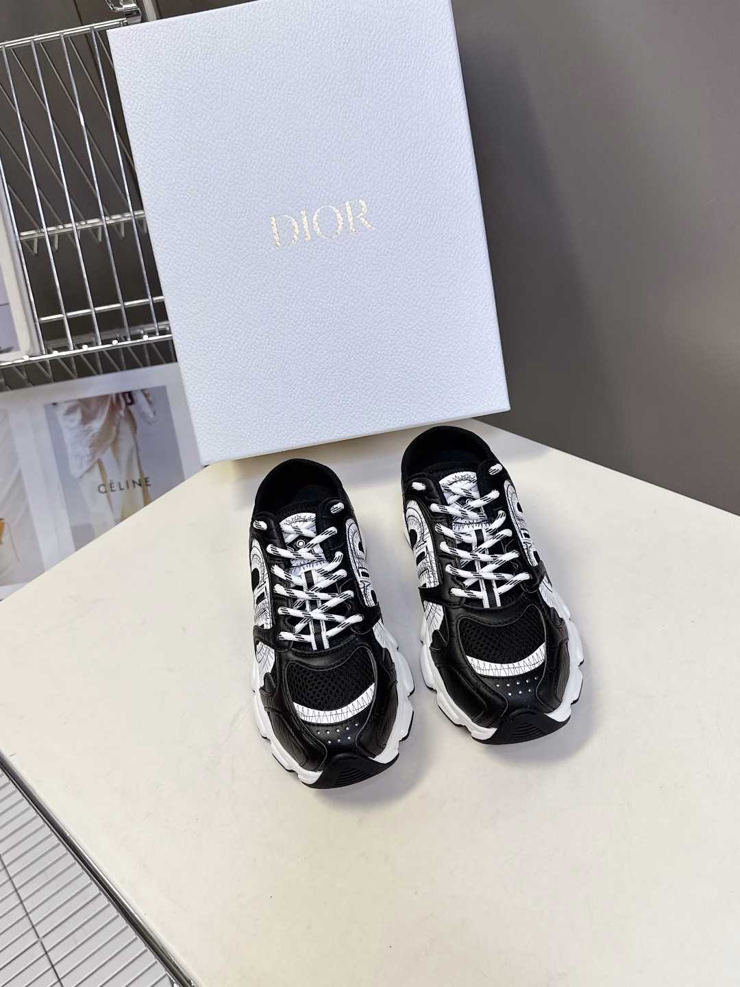 Dior Chrono series sneakers, half-slippersThis Dior chrono sneaker continues the timeless silhouette and is carefully made of mesh, so it will be particularly comfortable to wearDecorated with CD special craftsmanship logo to enhance the style. The style is light and matched with the 