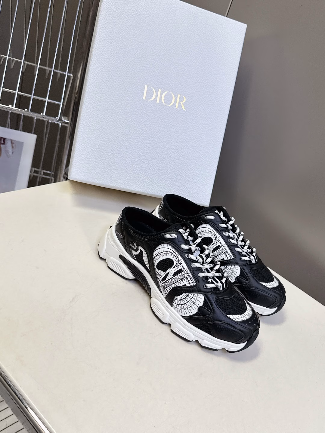 Dior Chrono series sneakers, half-slippersThis Dior chrono sneaker continues the timeless silhouette and is carefully made of mesh, so it will be particularly comfortable to wearDecorated with CD special craftsmanship logo to enhance the style. The style is light and matched with the 