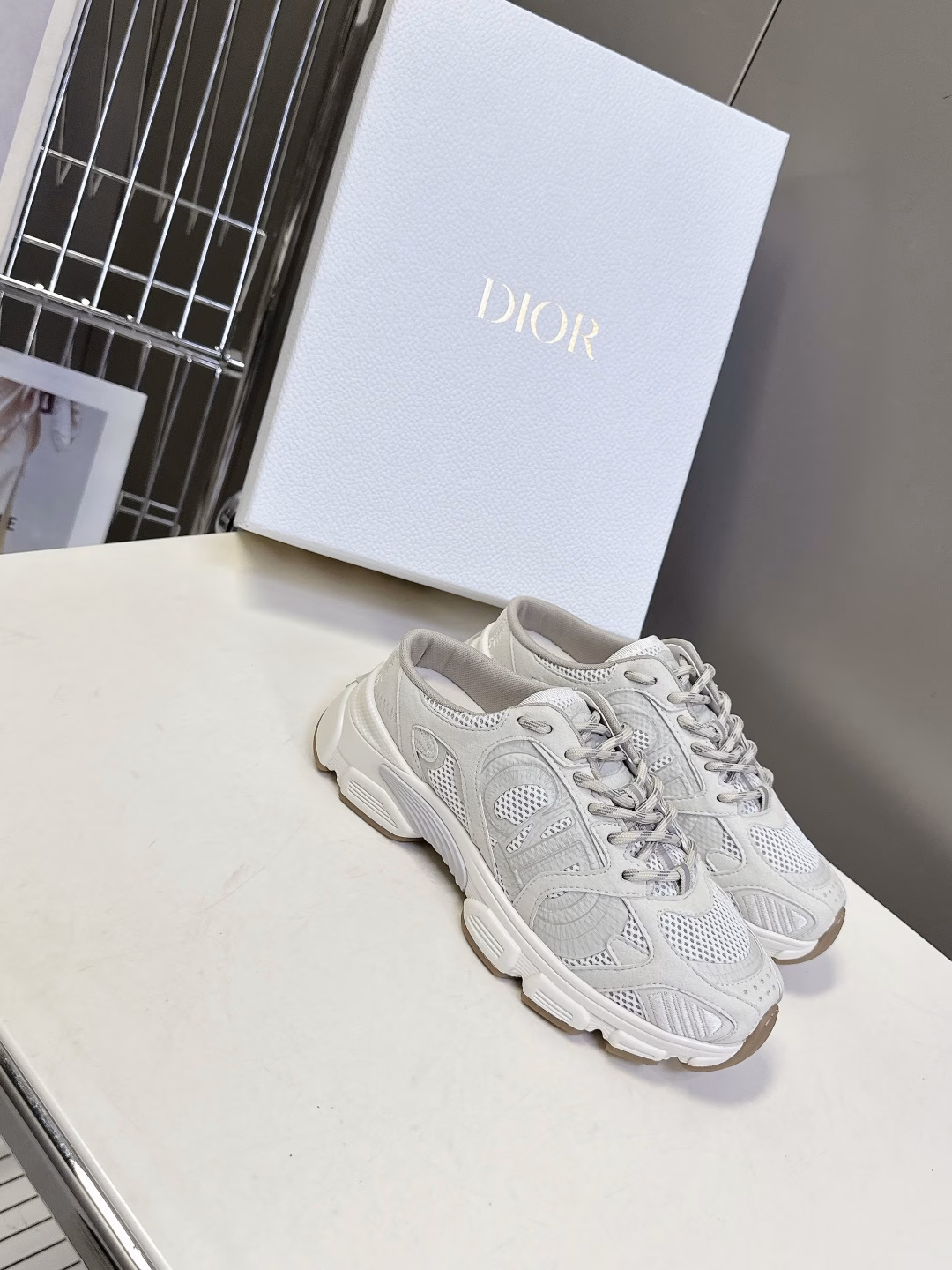 Dior Chrono series sneakers, half-slippersThis Dior chrono sneaker continues the timeless silhouette and is carefully made of mesh, so it will be particularly comfortable to wearDecorated with CD special craftsmanship logo to enhance the style. The style is light and matched with the 