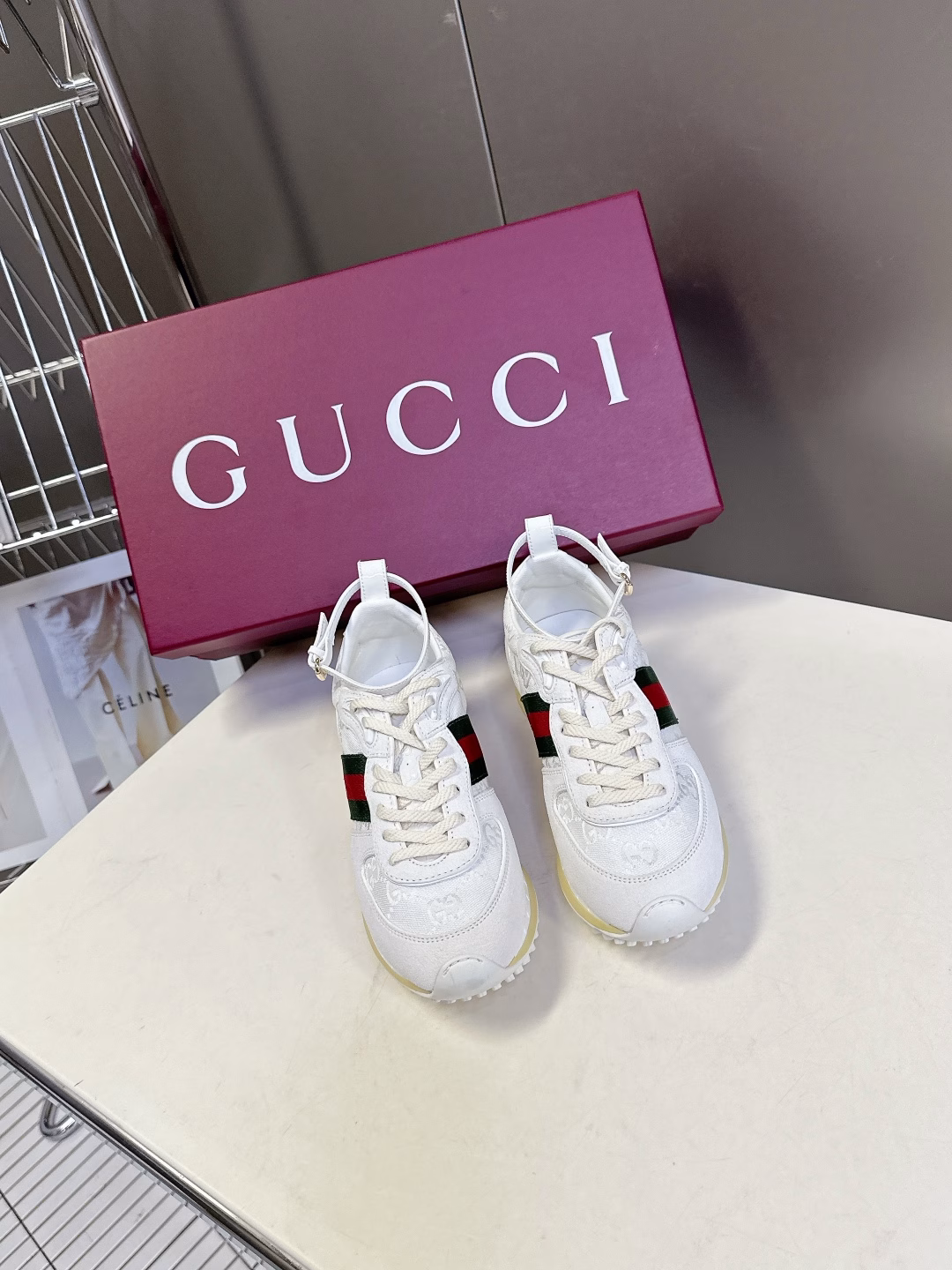 GUCCI 2025 latest spring and summer catwalk sneakers, Gump shoes, the hottest 25 catwalk items, with a high appearance rate, many celebrities and internet celebrities recommend it. The classic shoe design uses innovative stitching technology to create a water-like flowing texture. It is super comfortable to wear. Leather splicing, breathable logo cloth, and classic green and red ribbon embellishment all highlight the brand tone (buttons are detachable) original mold combination outsole