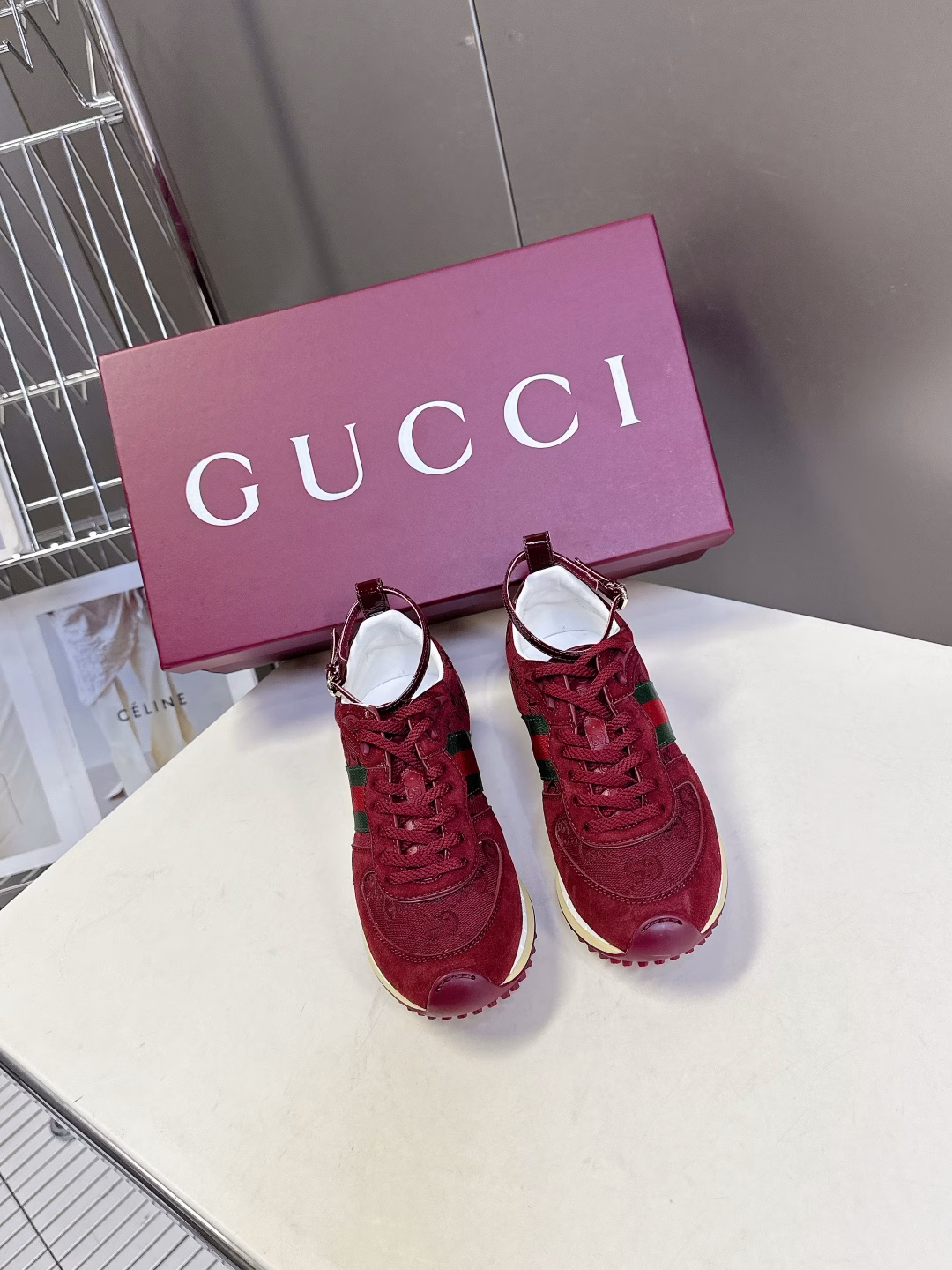 GUCCI 2025 latest spring and summer catwalk sneakers, Gump shoes, the hottest 25 catwalk items, with a high appearance rate, many celebrities and internet celebrities recommend it. The classic shoe design uses innovative stitching technology to create a water-like flowing texture. It is super comfortable to wear. Leather splicing, breathable logo cloth, and classic green and red ribbon embellishment all highlight the brand tone (buttons are detachable) original mold combination outsole