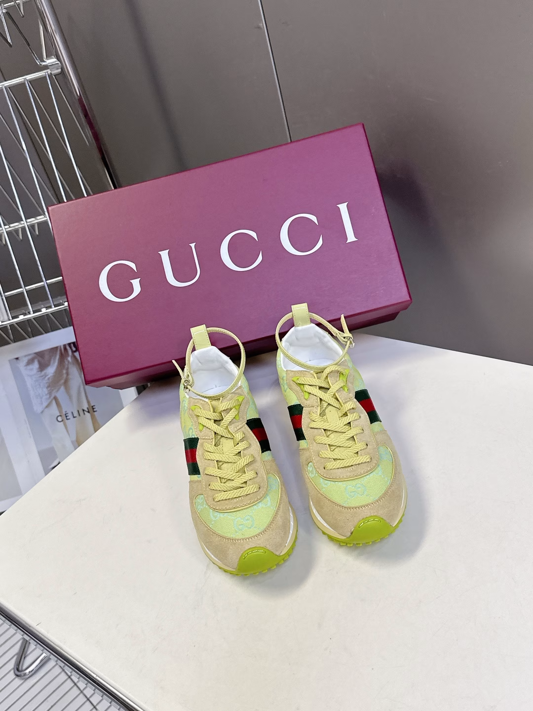 GUCCI 2025 latest spring and summer catwalk sneakers, Gump shoes, the hottest 25 catwalk items, with a high appearance rate, many celebrities and internet celebrities recommend it. The classic shoe design uses innovative stitching technology to create a water-like flowing texture. It is super comfortable to wear. Leather splicing, breathable logo cloth, and classic green and red ribbon embellishment all highlight the brand tone (buttons are detachable) original mold combination outsole