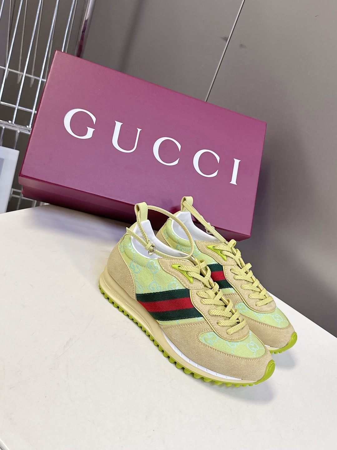 GUCCI 2025 latest spring and summer catwalk sneakers, Gump shoes, the hottest 25 catwalk items, with a high appearance rate, many celebrities and internet celebrities recommend it. The classic shoe design uses innovative stitching technology to create a water-like flowing texture. It is super comfortable to wear. Leather splicing, breathable logo cloth, and classic green and red ribbon embellishment all highlight the brand tone (buttons are detachable) original mold combination outsole
