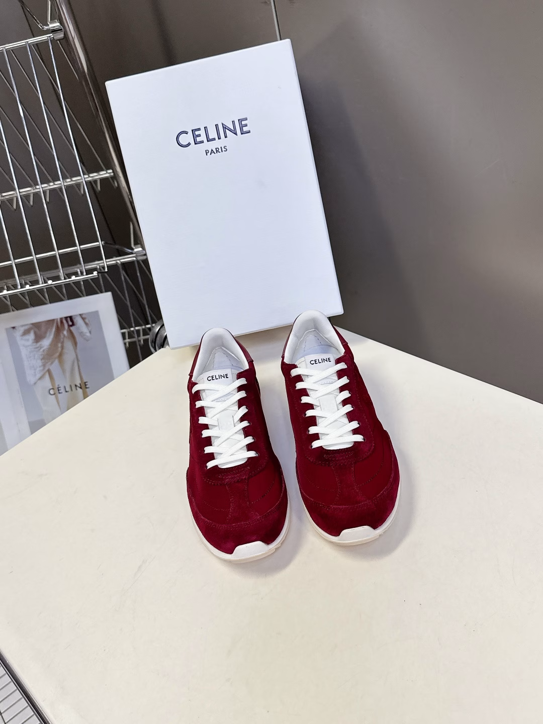Celine's latest spring and summer Racer series, Gump shoes, sports shoes. Many celebrity fashion bloggers recommend them. Gump shoes are classic and timeless in design. They are cool and versatile. Whether it is sportswear or casual wear for daily outings, they can perfectly fit and easily enhance the texture of the overall shape. Moreover, the design of this pair of shoes fits the foot shape very well, so you won't feel tired when walking. They are also very breathable in spring and summer, and you won't get sweaty. Whether you are going shopping, traveling or exercising, it can be your best match. The upper is made of high-merced cowhide with breathable fabric. The original private model outsole