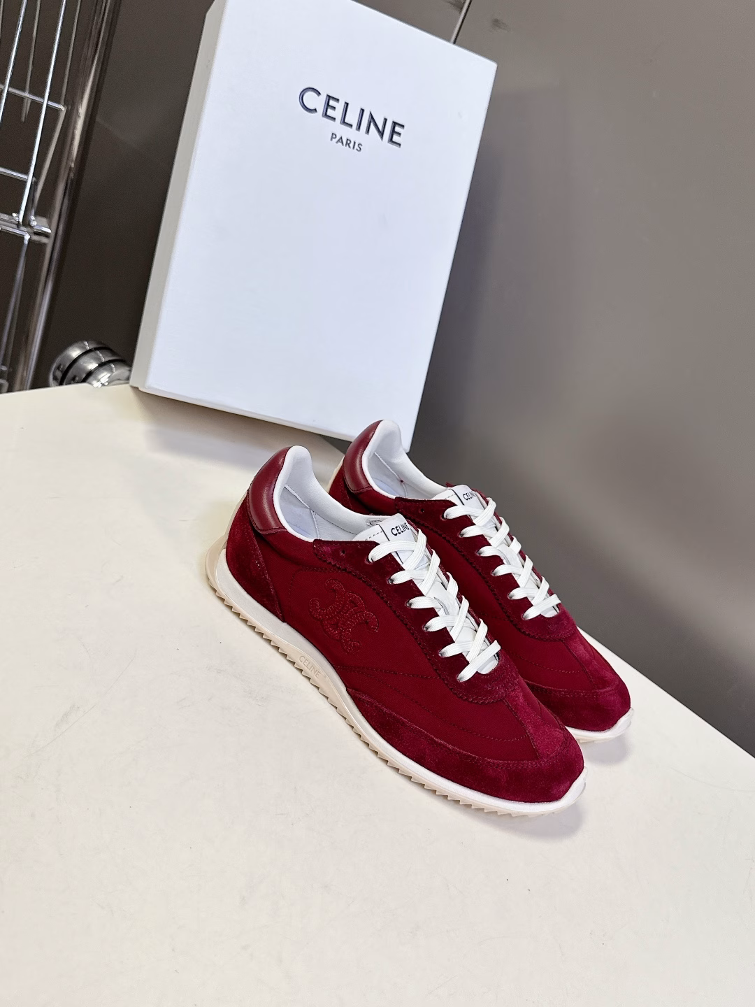 Celine's latest spring and summer Racer series, Gump shoes, sports shoes. Many celebrity fashion bloggers recommend them. Gump shoes are classic and timeless in design. They are cool and versatile. Whether it is sportswear or casual wear for daily outings, they can perfectly fit and easily enhance the texture of the overall shape. Moreover, the design of this pair of shoes fits the foot shape very well, so you won't feel tired when walking. They are also very breathable in spring and summer, and you won't get sweaty. Whether you are going shopping, traveling or exercising, it can be your best match. The upper is made of high-merced cowhide with breathable fabric. The original private model outsole