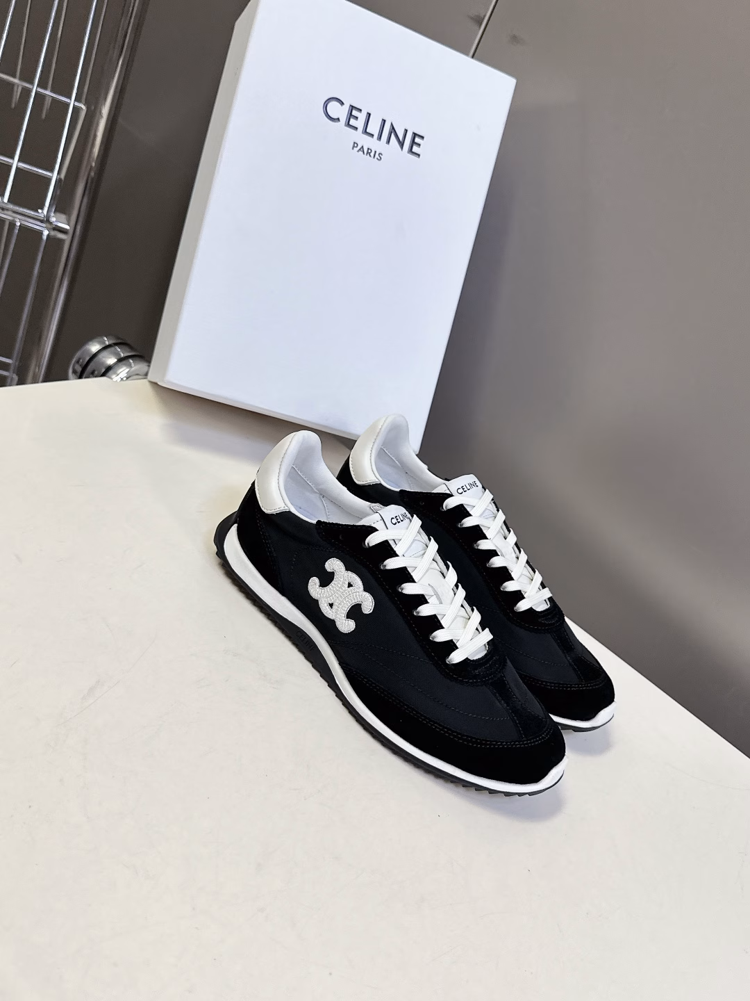 Celine's latest spring and summer Racer series, Gump shoes, sports shoes. Many celebrity fashion bloggers recommend them. Gump shoes are classic and timeless in design. They are cool and versatile. Whether it is sportswear or casual wear for daily outings, they can perfectly fit and easily enhance the texture of the overall shape. Moreover, the design of this pair of shoes fits the foot shape very well, so you won't feel tired when walking. They are also very breathable in spring and summer, and you won't get sweaty. Whether you are going shopping, traveling or exercising, it can be your best match. The upper is made of high-merced cowhide with breathable fabric. The original private model outsole