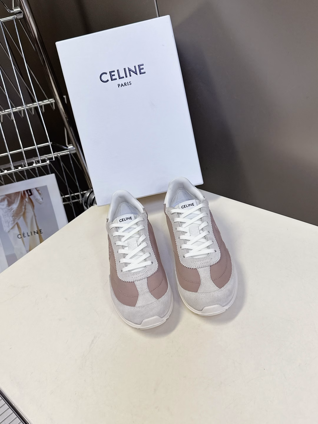 Celine's latest spring and summer Racer series, Gump shoes, sports shoes. Many celebrity fashion bloggers recommend them. Gump shoes are classic and timeless in design. They are cool and versatile. Whether it is sportswear or casual wear for daily outings, they can perfectly fit and easily enhance the texture of the overall shape. Moreover, the design of this pair of shoes fits the foot shape very well, so you won't feel tired when walking. They are also very breathable in spring and summer, and you won't get sweaty. Whether you are going shopping, traveling or exercising, it can be your best match. The upper is made of high-merced cowhide with breathable fabric. The original private model outsole