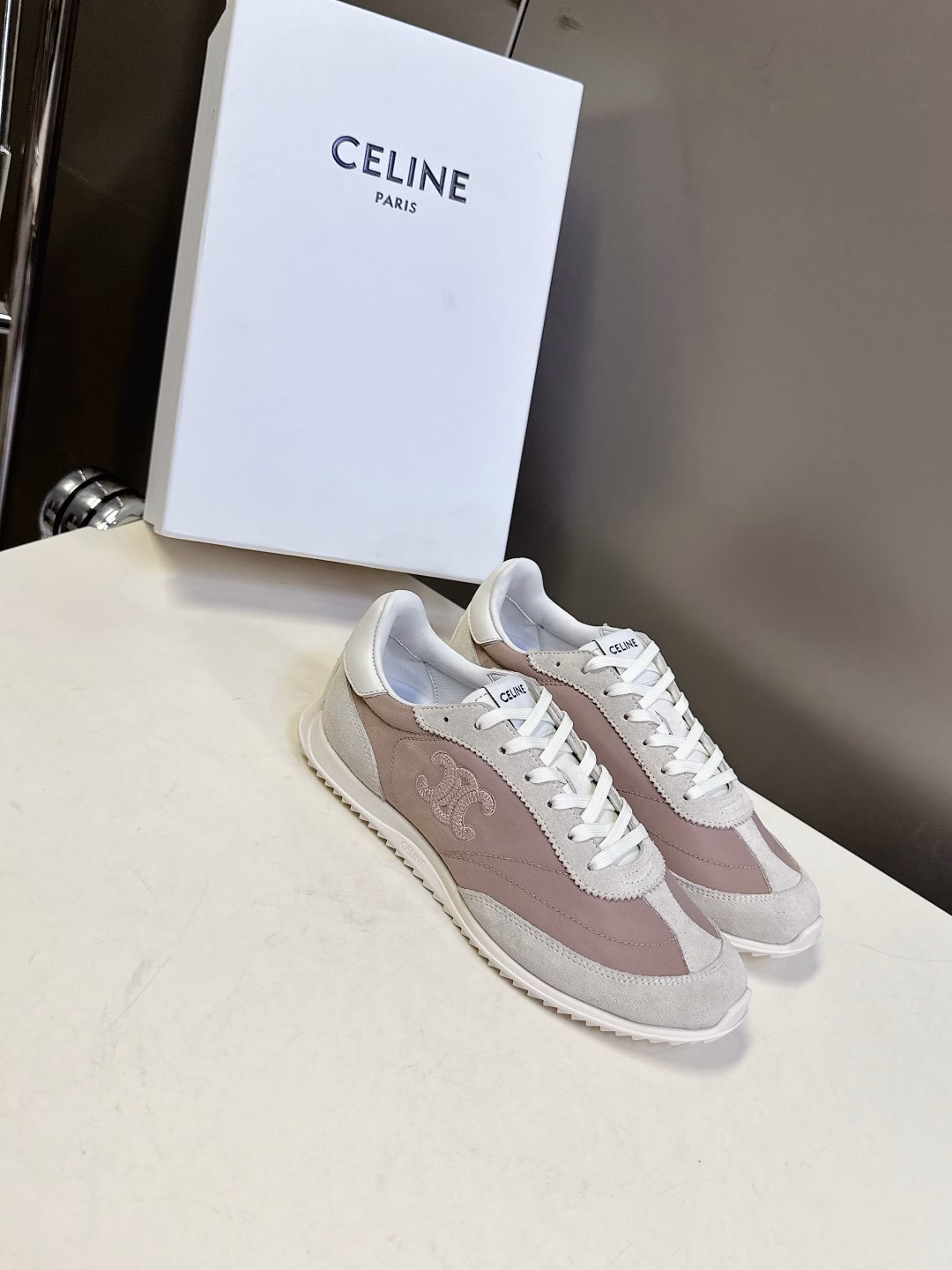 Celine's latest spring and summer Racer series, Gump shoes, sports shoes. Many celebrity fashion bloggers recommend them. Gump shoes are classic and timeless in design. They are cool and versatile. Whether it is sportswear or casual wear for daily outings, they can perfectly fit and easily enhance the texture of the overall shape. Moreover, the design of this pair of shoes fits the foot shape very well, so you won't feel tired when walking. They are also very breathable in spring and summer, and you won't get sweaty. Whether you are going shopping, traveling or exercising, it can be your best match. The upper is made of high-merced cowhide with breathable fabric. The original private model outsole