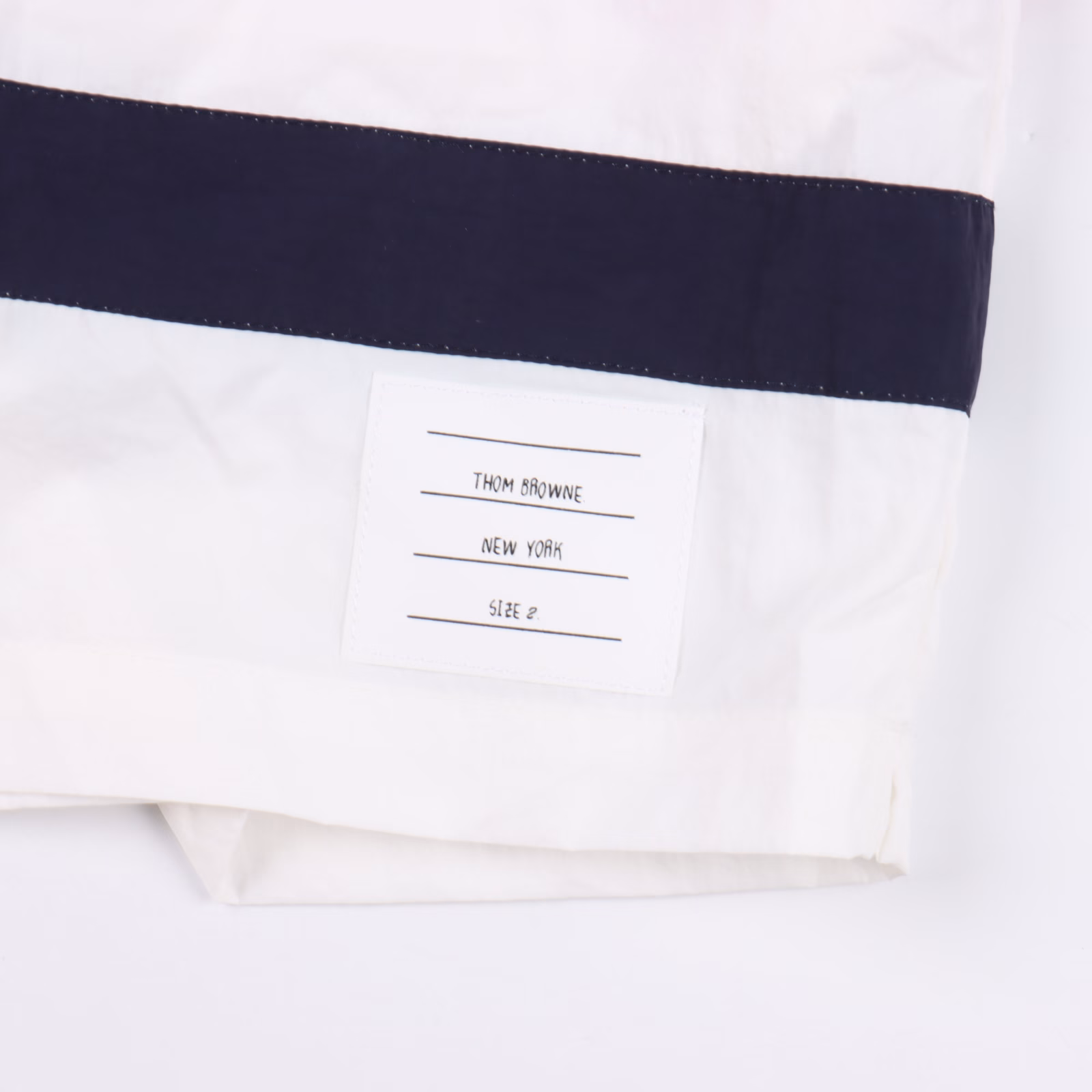 Thom Browne 25ss red, white and blue ribbon beach shortsOriginal fabric customization, functional twill fabric, 100% positioning of the finished garment, very time-consuming waste, density and feel are consistent with the original, elastic waist, easy to adjust the waist, side splicing black ribbon design, as the finishing touch of the whole pants, more personalized and advanced, loose wide-leg pants version, the upper body becomes long legs in seconds, soft and delicate feel, very comfortable to wear, no entanglement when going out, easy to match.