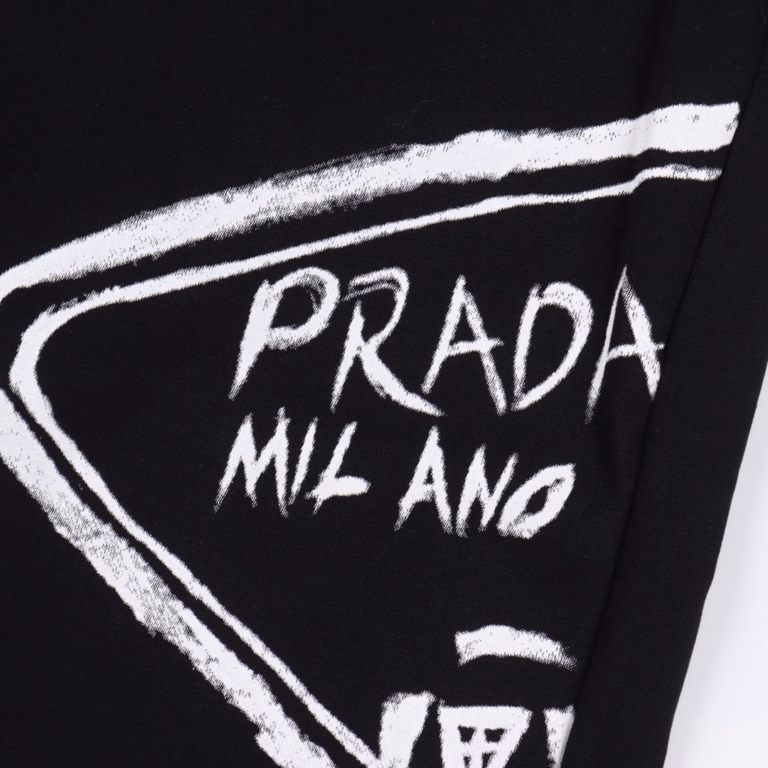 Prada PRD letter print shortsThe printing is made of imported pearl paste from Japan, first as the base, then the color, and then the hemming, a total of 35 processes are completedThe logo print has a three-dimensional effect, the finished product is washable and does not fall off, and the label is sewn by hand,Compare any quality at willCustomized and dyed 380g terry fabric, super texture, comfortable, soft and breathable, casual and fashionable,A basic pair of shorts that you can't go wrong with if you buy it with your eyes closed!