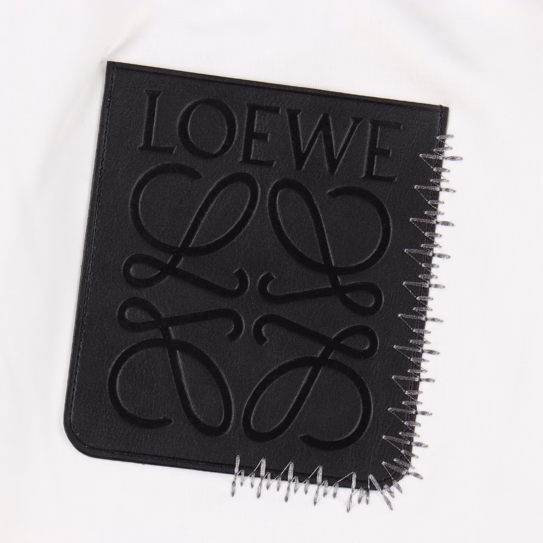 Loewe Herringbone Curve Embroidery ShortsThe fabric is made of 380g pure cotton terry fabric, which is dyed and then etched to make it silky and super soft.The texture of the fabric is clear and obvious, the drape is excellent, and the workmanship is exquisite and meets the export standards.The embroidery process uses the Behringer embroidery machine to make the embroidery color fuller and the embroidery more three-dimensional.It is highly breathable and comfortable, with impeccable details and a delicate and soft feel! The upper body version is superb!