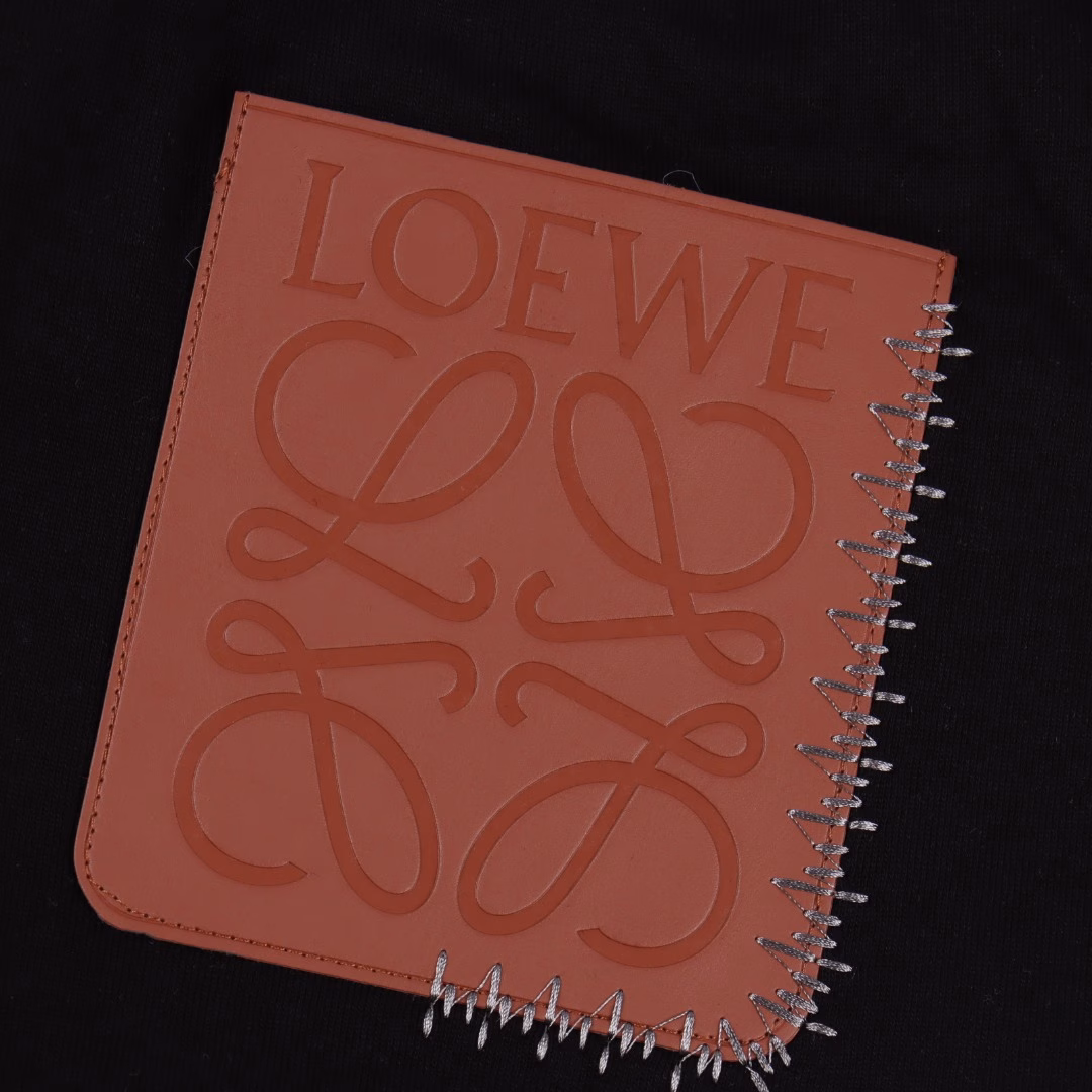 Loewe Herringbone Curve Embroidery ShortsThe fabric is made of 380g pure cotton terry fabric, which is dyed and then etched to make it silky and super soft.The texture of the fabric is clear and obvious, the drape is excellent, and the workmanship is exquisite and meets the export standards.The embroidery process uses the Behringer embroidery machine to make the embroidery color fuller and the embroidery more three-dimensional.It is highly breathable and comfortable, with impeccable details and a delicate and soft feel! The upper body version is superb!