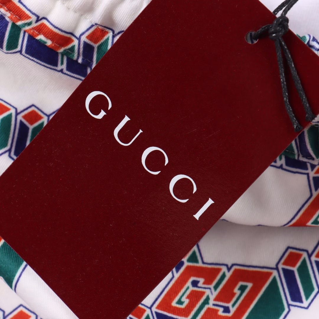 Gucci GG full print shortsThe printing is made of imported pearl paste from Japan, first as the base, then the color, and then the hemming, a total of 35 processes are completedThe logo printing has a three-dimensional effect, the finished product is washable and does not fall off, and the label is sewn by hand,Compare any quality at willCustom-made and dyed 380g terry fabric, super texture, comfortable, soft and breathable, casual and fashionable,A basic pair of shorts that you can't go wrong with if you close your eyes!