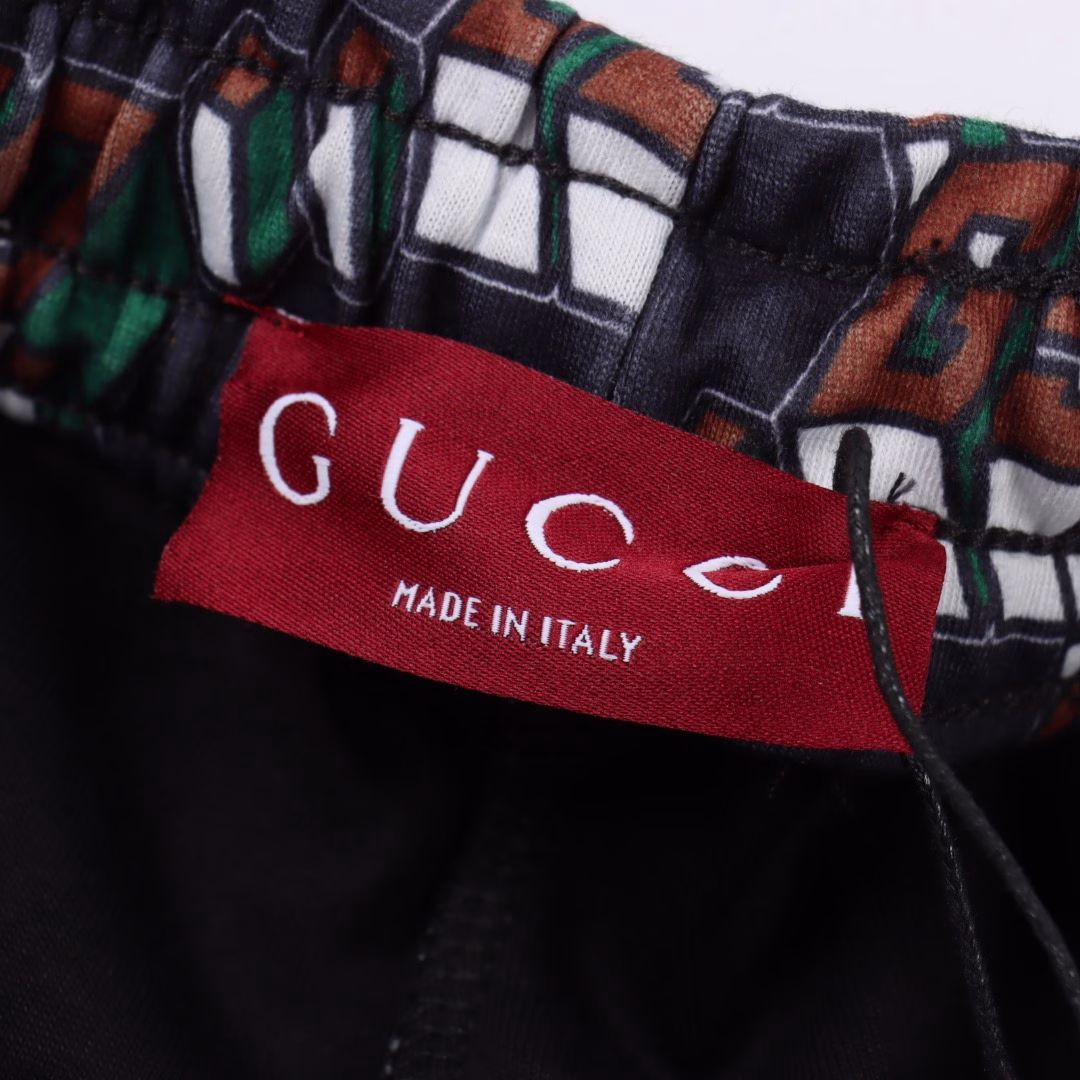 Gucci GG full print shortsThe printing is made of imported pearl paste from Japan, first as the base, then the color, and then the hemming, a total of 35 processes are completedThe logo printing has a three-dimensional effect, the finished product is washable and does not fall off, and the label is sewn by hand,Compare any quality at willCustom-made and dyed 380g terry fabric, super texture, comfortable, soft and breathable, casual and fashionable,A basic pair of shorts that you can't go wrong with if you close your eyes!